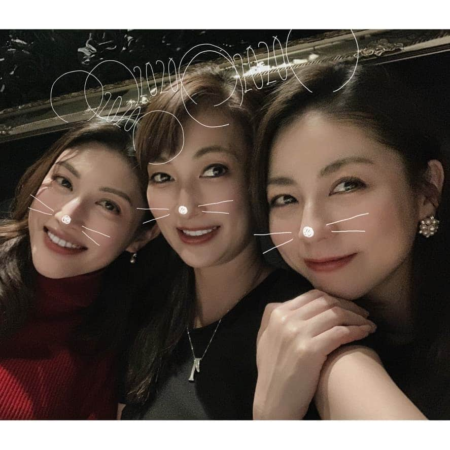 黒坂真美さんのインスタグラム写真 - (黒坂真美Instagram)「. New year's party♡ . みんなでわいわい新年会♡ . 目で見て美しい、もちろん！食べて美味しいお料理を頂きました😋 ✂️で切っているのは、お魚『クエ』でございます。 ご馳走さまでした♡ . #黒坂真美 #kurosakamami  #新年会 #newyearsparty #釜津田 #kamatsuda #french #japan🇯🇵 . #😋 #🍴 #🌻 #🐭 . クレだかクエだかほんとはいつも分からなくなる🤭ぷぷ」1月10日 23時00分 - mamikurosaka_official