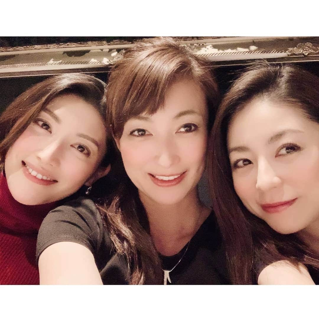 黒坂真美さんのインスタグラム写真 - (黒坂真美Instagram)「. New year's party♡ . みんなでわいわい新年会♡ . 目で見て美しい、もちろん！食べて美味しいお料理を頂きました😋 ✂️で切っているのは、お魚『クエ』でございます。 ご馳走さまでした♡ . #黒坂真美 #kurosakamami  #新年会 #newyearsparty #釜津田 #kamatsuda #french #japan🇯🇵 . #😋 #🍴 #🌻 #🐭 . クレだかクエだかほんとはいつも分からなくなる🤭ぷぷ」1月10日 23時00分 - mamikurosaka_official