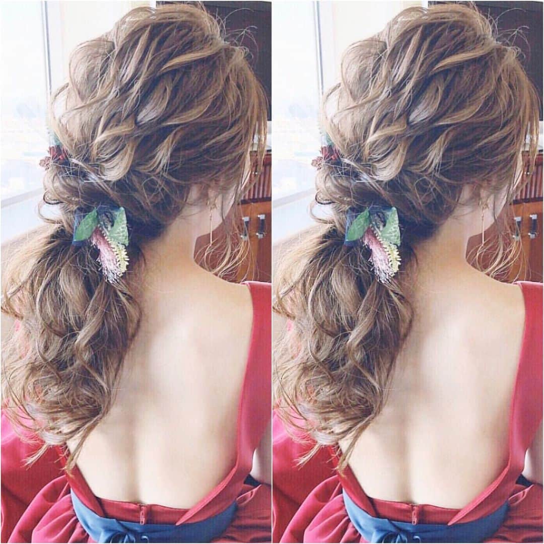 のインスタグラム：「ヘアメイクの参考に♡大人可愛いブライダルヘア9選❤ . . ➸➸➸➸➸➸➸💒➸➸➸➸➸➸➸ 本当の料金がわかる✨ ウェディングニュース式場検索 👰 . アプリ： @weddingnews_editor web版： @weddingnews_concierge ➸➸➸➸➸➸➸➸➸➸➸➸➸➸➸➸ . . こちらのお写真は #ブライダルヘア メイクアーティスト @tama_hairmake さんからリグラムさせていただきました🌟ありがとうございました😊✨ . .  どれもおしゃれで参考にしたい♡tama_hairmakeさんのつくる #ブライダルヘア 💕 . カバーは #卒花嫁 @ayk.y.wedding さんのヘアです😊♩ . 鮮やかな大人カラーのバックシャンドレスに合わせた、ロングヘアのゆるふわ #ローポニー ❤ . お花の絶妙なバランスがとても素敵で、#ドレス と相性ぴったりに仕上がっていますよね💕 . 美しい姿に思わずうっとり☺️💕 . 上品なイメージのある #ホテルウェディング や大人花嫁さんにぜひオススメしたいヘアです❤ . ほかのフォトも素敵なので、ぜひスワイプ👉🏻してみてくださいね✨ . . . ＼📷投稿お待ちしています／ . 花嫁はもちろん、業者さんも大歓迎✨ アナタのお写真をご紹介してもOKという方は、ぜひ #ウェディングニュース にお写真を投稿してください💕 . . ⬇︎関連アカウント⬇︎ . 🕊メインアカウント 【 @weddingnews_editor 】 . 💒インスタグラムで式場探し 【 @weddingnews_concierge 】 . 👰花嫁から式場探し 【 @weddingnews_brides 】 . . その他、編集部からの連絡専用 @weddingnews_contact や、スタッフ個人の連絡用として @WN_xxxx（xxxは個人名）があります💕 . . …………………………… ❤️ウェディングニュースとは？ …………………………… . 花嫁のリアルな”声”から生まれた、花嫁支持率No1✨スマホアプリです📱💕 . . 🌸知りたい… #結婚式準備 に役立つ記事を毎日150件配信中♩ . 🌸見たい… インスタの #ウェディング 系投稿TOP100が毎日チェックできる＊IG画像の複数ワード検索も可♩ . 🌸叶えたい… 式場をはじめとした  #結婚式 関連の予約サイトが大集合♩ . 🌸伝えたい… 自分の結婚式レポ『マイレポ』が簡単に作れる♩卒花嫁のレポが読める♩ . . @weddingnews_editor のURLからDLしてね✨ . . . #プレ花嫁 #結婚  #花嫁 #ウエディング  #プレ花嫁準備 #2020秋婚 #披露宴 #お色直し #カラードレス #2020夏婚 #ウェディングヘア #ヘアスタイル #ヘアアレンジ #ポニーテール #ヘアメイク #ヘッドドレス #美容室 #2020春婚 #プレ花嫁さんと繋がりたい」