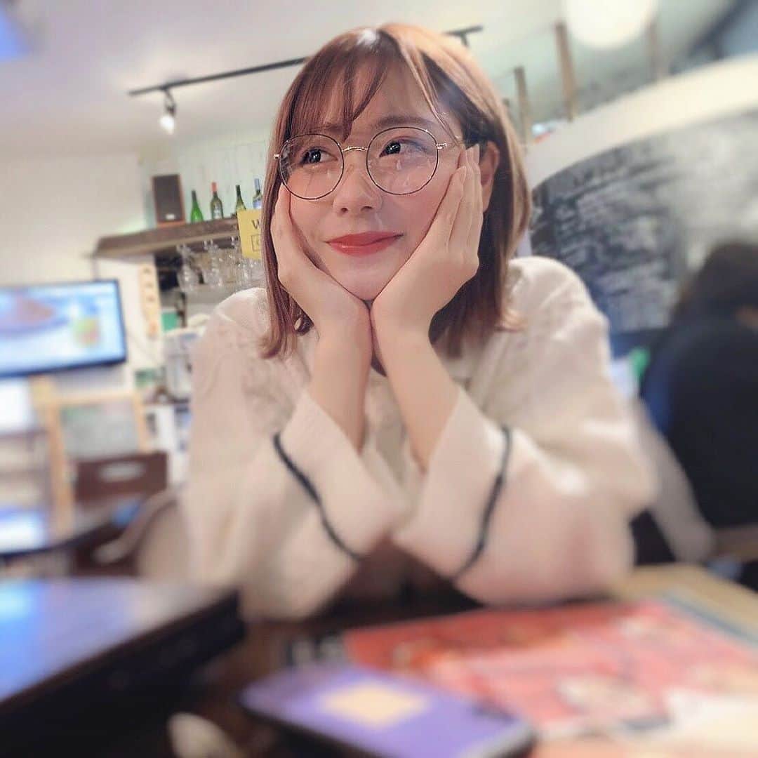 てぃーみきのインスタグラム：「撮られてることを意識してる人 #ものもらい隠すにはメガネが1番」