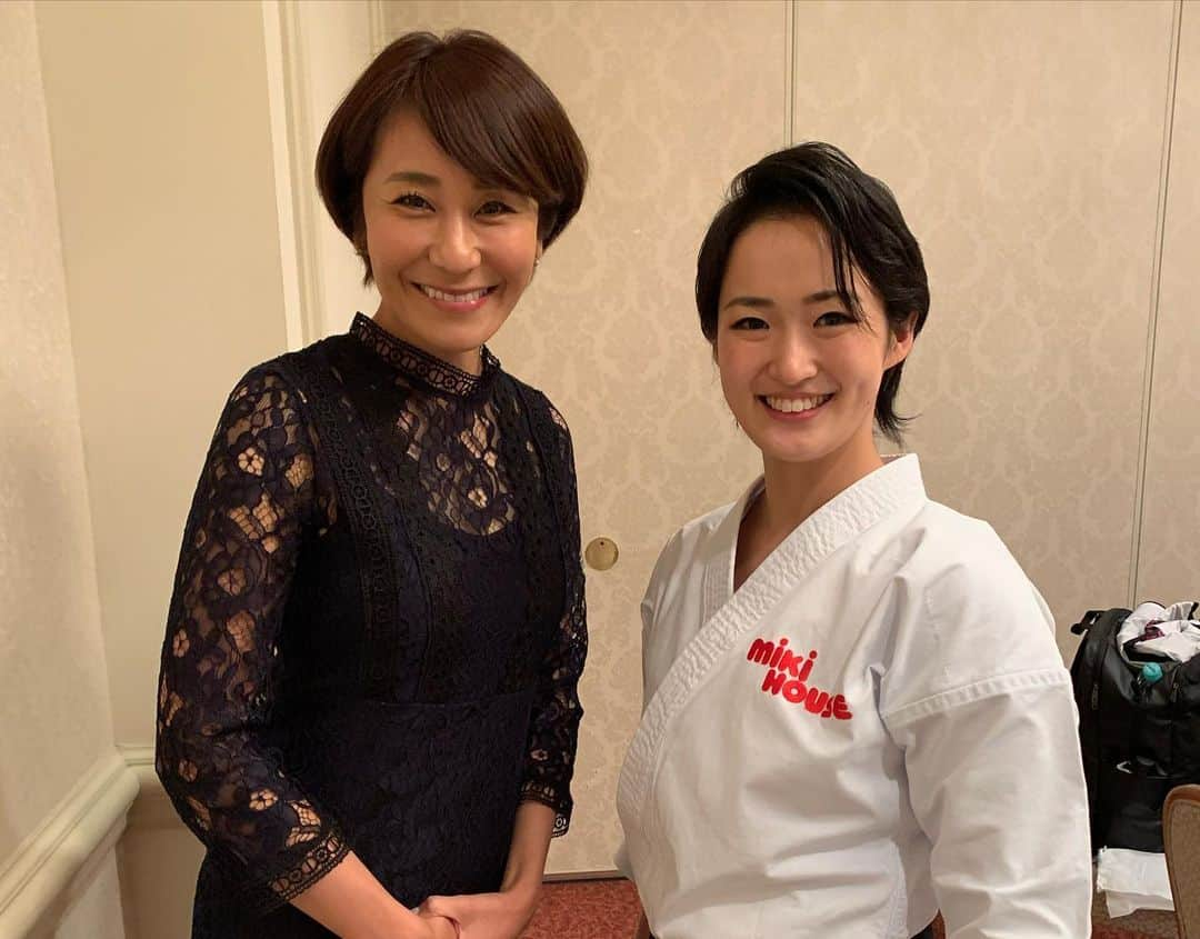 森上亜希子さんのインスタグラム写真 - (森上亜希子Instagram)「今年は全豪オープンが1週間遅くなった為、ミキハウスの新春祝賀会に久しぶりに出席させて頂きました。 今年はいよいよオリンピックイヤー。ミキハウススポーツクラブはOne teamでそれぞれの目標に向かって全力戦い日本代表、ミキハウスの選手として誇りとプライドを持って戦ってくれると思います！  そして、一つの企業でこれだけ色んな競技の選手がいるのは本当に珍しいと思います。 みんな高みを目指し頑張っているので、それを励み切磋琢磨して時におバカな話をして笑い合える最高仲間です！！ それにしても、きよちゃんの演武の迫力は本当に凄い‼️ 皆さま、ぜひ応援宜しくお願い致します‼️ #mikihouse #ミキハウス #新春祝賀会 #ミキハウススポーツクラブ #ミキハウススポーツクラブアドバイザー #最高の仲間 #tennis #テニス #野村忠宏　さん #平野早矢香　さん #寺内健　選手 #坂井丞　選手 #羽根田卓也　選手 #寺本明日香　選手 #清水希容　選手 #杉本智美　選手 #juju 選手 #柔道 #卓球 #飛び込み #カヌー #体操 #空手 #アーチェリー #f3」1月10日 23時15分 - akiko_morigami