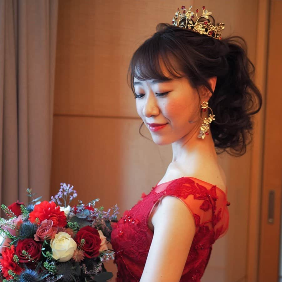 Tomoyo Kitamuraさんのインスタグラム写真 - (Tomoyo KitamuraInstagram)「先日の花嫁様♡ ご新婦様手づくりのクラウンとイヤリングをつけた高めのふあふあポニー。 💒ANAインターコンチネンタルホテル東京  出張ブライダルヘアメイクご予約可能日 2月1,2,11,29日 3月1,7,8日 4月4,5,11,12,18,29日 5月3,9,17,24日 全国出張も可能です。 メニュー料金表はホームページにございます。 お気軽にお問い合わせくださいませ♡ ブライダル→ @blanche_bride  サロン→ @blanche_ginza  #ヘアアレンジ #ヘアセット #ヘアスタイル  #ブライダル #ブライダルヘア  #ウェディングドレス #外注ヘアメイク  #東京會舘花嫁 #結婚式 #花嫁 #プレ花嫁 #コンラッド花嫁 #ホテルウェディング  #グラハイ花嫁 #美容師 #出張ブライダル  #ヘアメイク #ホテル婚  #出張ブライダルヘアメイク  #和装 #色打掛 #白無垢 #和髪 #ハツコエンドウ  #2020冬婚 #2020夏婚 #2020秋婚 #2020春婚」1月10日 23時16分 - tmy_o3.pugmi