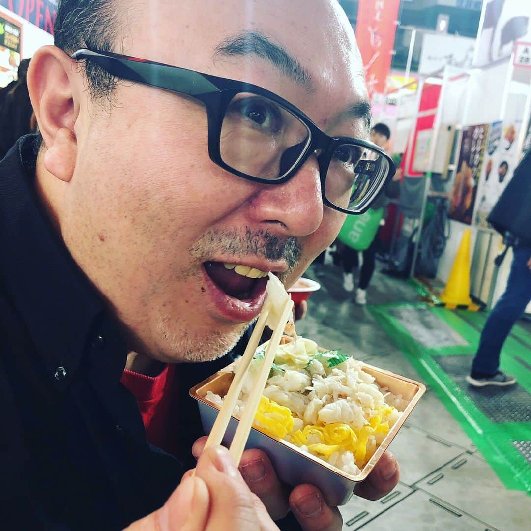 名倉右喬さんのインスタグラム写真 - (名倉右喬Instagram)「今年もやってまいりましたね、 東京ふるさと祭り。 今年は初日に行ってやりました。 いやあー食った食った。 青森の沖サバの串焼き、 燻製（絶品！） 同じく青森の「嶽きみ天ぷら」 こんなに美味いとうもろこしの 天ぷらは初めて。 富山の白エビ唐揚げ。 京都の焼き小籠包は 九条ネギたっぷり。  そして食の宝庫、北海道は カニ丼、カニ甲羅盛りウニ乗せ、 大判シイタケのバター醤油焼き、 最後に焼きとうもろこし。  どれも美味しくて ほぺたが削げるほど落ちました。  意外に今年は 肉を食べなかったな。  ご馳走さまでした！  #東京ふるさと祭り #名倉右喬」1月10日 23時17分 - ukyo.nagura