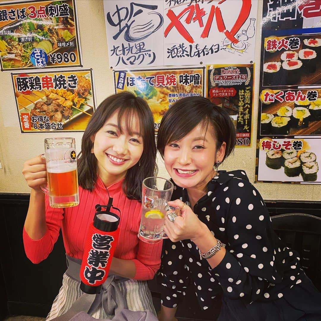 西山茉希さんのインスタグラム写真 - (西山茉希Instagram)「秋ちゃんとロケ。 神田ロケ。  #嬉しありがたき #呑みニュケーションロケ曜日  初めましての店内で 初めましての方々と 笑顔で繋がる乾杯祭 2020のハッピーアワー。  #2度目ましての秋ちゃんと #姉妹みたいにハシゴ酒る #よじごじdays  @shu_takada  神田には壁なき優しさが溢れてた。 また帰ろう。 ね、秋ちゃん。  #三軒目のお客さんと #はいチーズ #⭐︎⭐︎⭐︎ 幸ありありあり。 m(_ _)m  #赤い糸より赤い提灯 #縁結び」1月10日 23時17分 - maki.nshiyama50