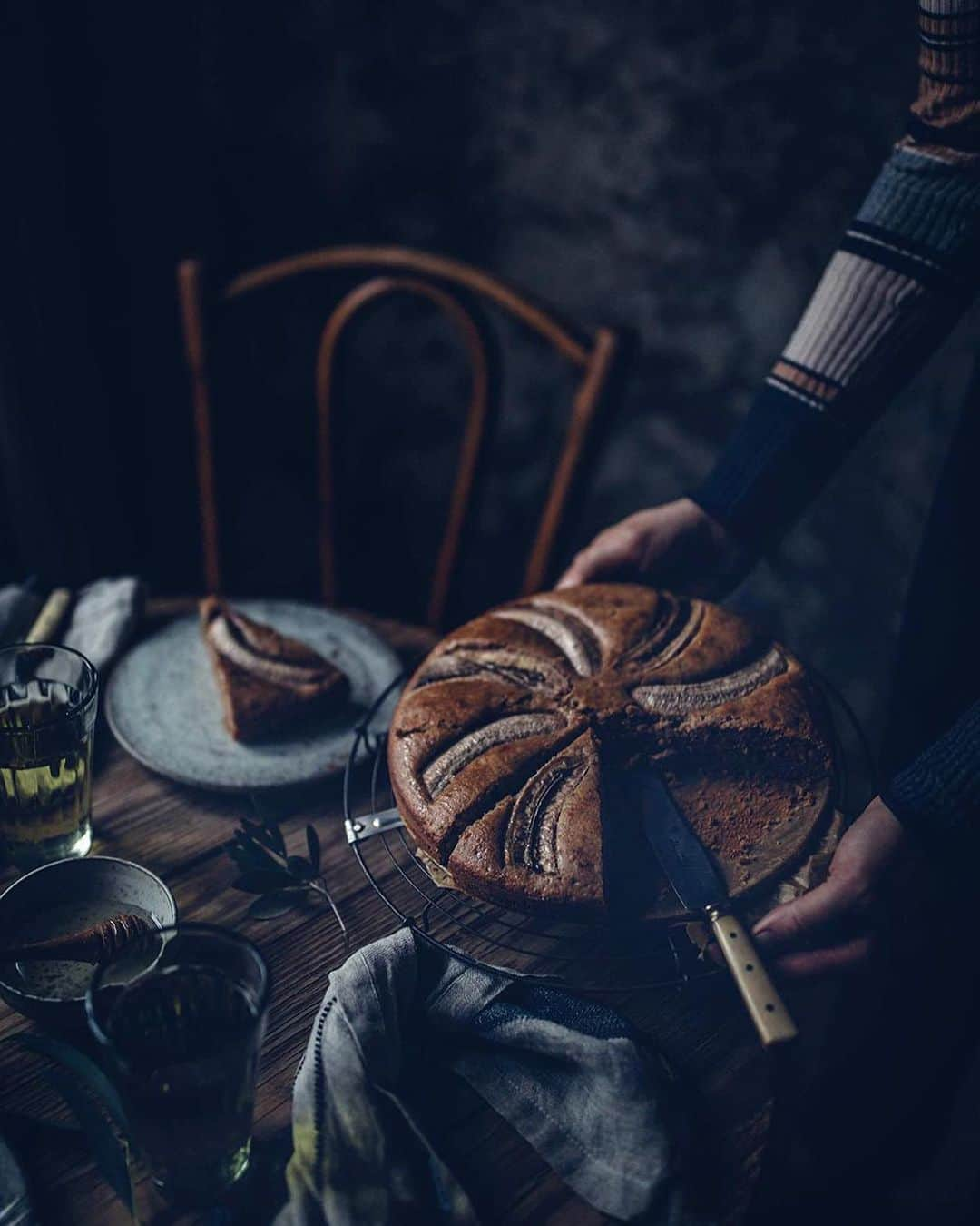 Our Food Storiesさんのインスタグラム写真 - (Our Food StoriesInstagram)「The perfect treat for a cozy winter afternoon is our favorite gluten-free banana cake 🍌🍰😋 Get the recipe on the blog, link is in profile. #ourfoodstories  ____ #bananabread #bananacake #glutenfri #glutenfree #glutenfrei #fellowmag #germanfoodblogger #foodstylist #foodphotographer #simplejoys #gatheringslikethese #momentslikethese #morningslikethese #bakinglove」1月10日 23時22分 - _foodstories_