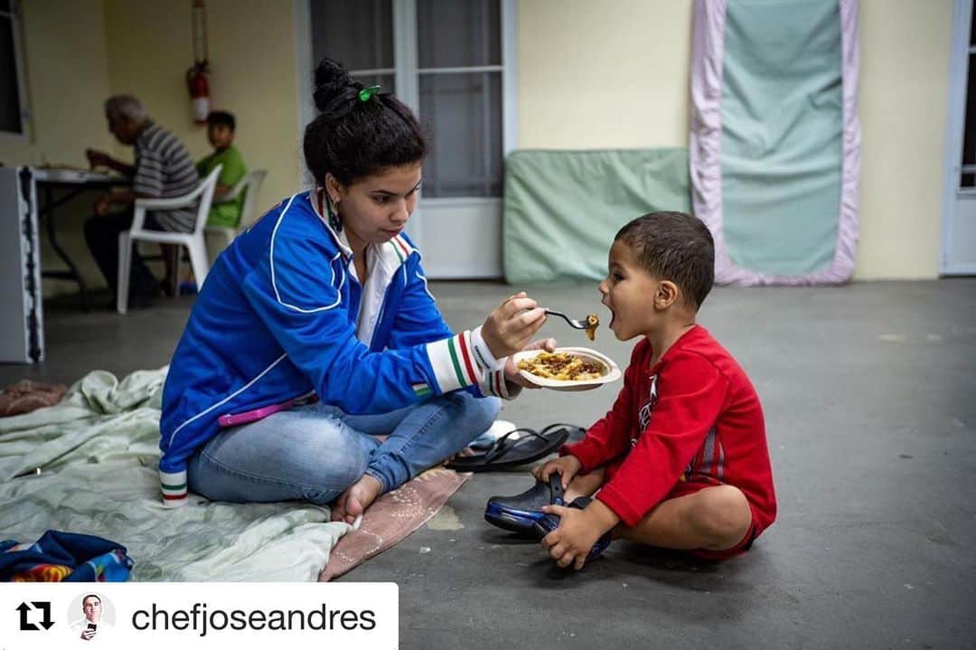 ミゲール・コットのインスタグラム：「#GRACIAS @chefjoseandres #Repost @chefjoseandres with @get_repost ・・・ Wherever there is a fight so that hungry people may eat...@WCKitchen will be there. #ChefsForPuertoRico #PuertoRicoEarthquake ❤️🇵🇷」