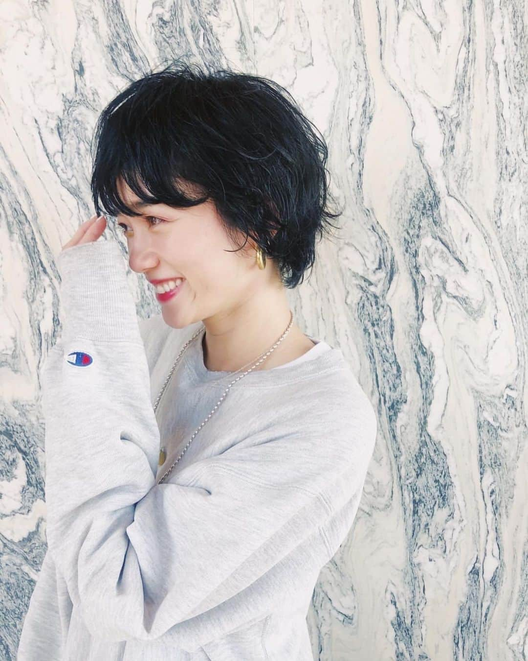 宮城舞さんのインスタグラム写真 - (宮城舞Instagram)「美容院はじめ💇‍♀️ 増えた毛をすいて 襟足は残しつつ トップと前髪を切ったよ🤍 パーマを生かしたカット✂️ さすが @ayakoyanagi ♥️♥️ またセルフスタイリングを 楽しめそう〜☺️ #2020 #美容はじめ #ショート女子 #襟足伸びたなぁ #徐々にウルフへ #宮城ヘア」1月10日 23時25分 - mai_miyagi