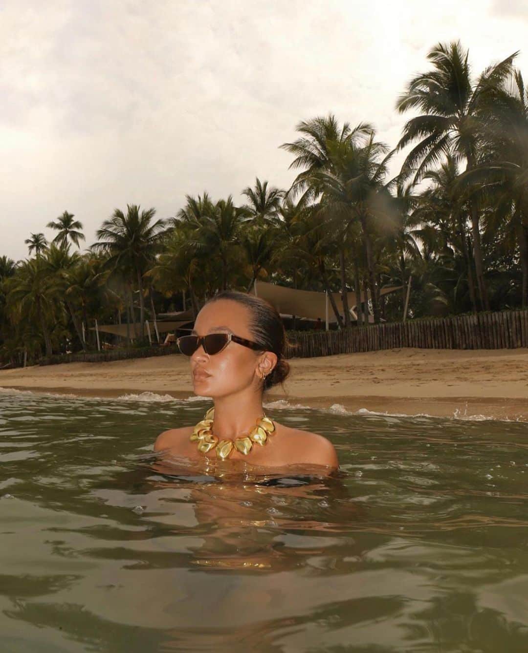 Monica Sordoのインスタグラム：「Somewhere in the tropics beautiful @oumaymaboumeshouli and her gold necklace emerge from the waters ✨ #MonicaSordo #cubagua」