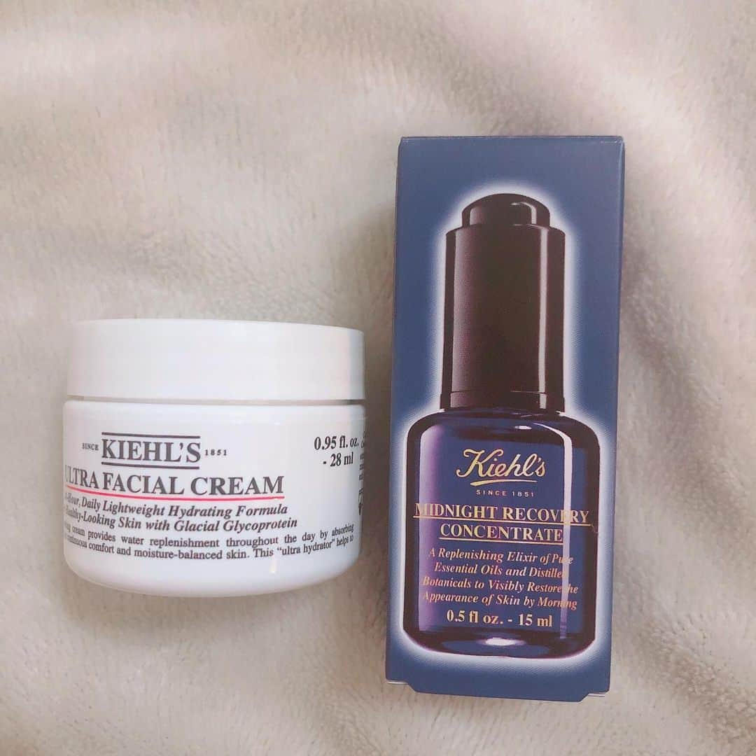 ひよりんごさんのインスタグラム写真 - (ひよりんごInstagram)「#kiehls の#ミッドナイトボタニカルコンセントレート と#クリームufc を買ってみました❤️❤️ . みんなの感想がとてもよかったから、買ってみたのー！！ . 化粧水は人によって合う合わないあるみたいだから、検討してるんですーって話をしたら、サンプルで#クリアリーホワイトトリートメントトナー の40mlをサンプルとして頂いたよ🙇‍♀️❤️ . ちょっとみて欲しいのがお風呂上がりにスキンケアした3枚目の動画！！ . #キールズ 使ってる方って透明感やばいなって思ってて🥺わたし艶肌大好きだから、気になってたのですが、使って1日でもっちりツヤ感出て、これは続けていけばもっと効果でるぞ！！って思いました😳✨ . 続けてよかったらYouTubeで改めて紹介するね！！ . ほかに#ミッドナイトボタニカルクレンジングオイル と#uvディフェンストーンアップクリーム #デイリーボタニカルコンセントレート をいただきました🙏 . 私がニベアだけの日も多々あります😂と伝えたら、親身に色々考えてくれた店員さんにも感謝です🥺 . 2つ買って6600円だったので決して安くはないけど、1回買えば無くなりも遅くコスパもいいみたい！！ . 使ってみるの楽しみー❤️❤️」1月10日 23時28分 - hiyoringo18