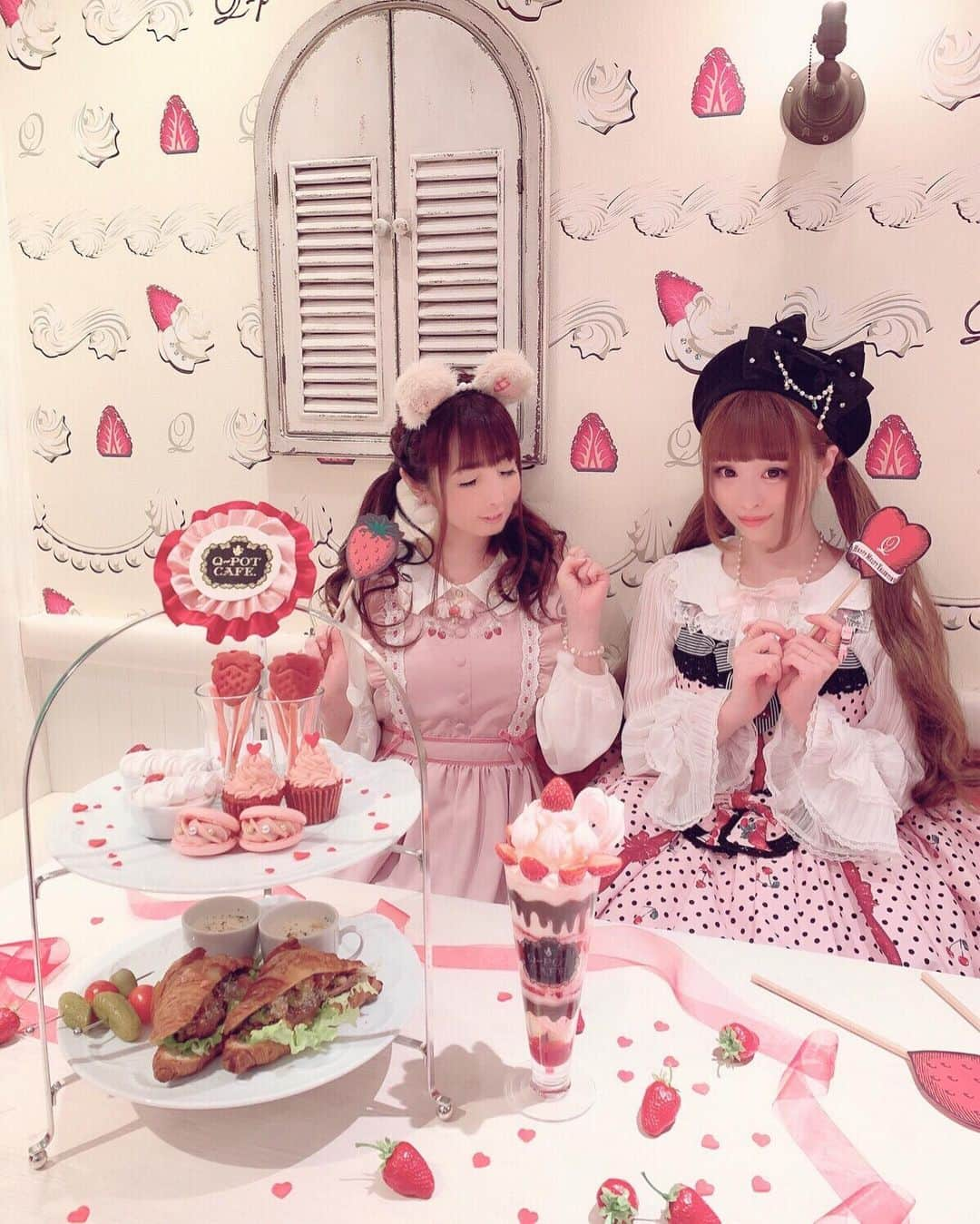 伊藤芽衣さんのインスタグラム写真 - (伊藤芽衣Instagram)「Q-pot CAFE. ﻿ 2020 Valentine Menu🍓﻿ ﻿ あした1月11日(土)から﻿ スタートするQ-potカフェさん （@qpot_official ﻿） バレンタインメニューのお披露目会に﻿ ご招待いただきました♡﻿ ﻿ 咲姫ちゃんと一緒に行ってきたよ♡﻿ ﻿ いちごいっぱい🍓に﻿ ぴんくとはぁと♡﻿ とてもかわいかったです(´•̥̥̥ω•̥̥̥`)♡﻿ ﻿ しあわせ空間♡♡♡﻿ ﻿ #qpotcafe #qpot #pink﻿ #キューポットカフェ﻿ #バレンタインメニュー﻿ #いちご #strawberry﻿ #原宿カフェ #表参道カフェ﻿ #ガーリーコーデ #リズリサ﻿ #ガーリーファッション #lizlisa﻿ #ヘアアレンジ #hairarrange﻿ #めいちカフェ巡り #カフェ巡り﻿ #スイーツ女子 #東京カフェ﻿」1月10日 23時39分 - itoumei