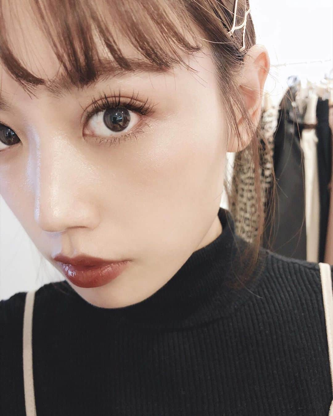 三方美穂さんのインスタグラム写真 - (三方美穂Instagram)「ご質問たくさんいただいたので、 愛用してるアイクリームについて🧡 目の周りは肌が繊細と言われてるのを聞いたことがあって、アイクリームが欲しくてやっとゲット！ 付けると冷んやりして長時間乾燥を防いでくれるよ🧡 朝晩に化粧水後に使ってます！ ・ ついでにマツエクもリペアに行ってきたよ〜 パリジェンヌラッシュリフトしてから付けてもらったので目元もバッチリ👍 デザインは前回と同じなので11月18日の投稿みてね〜 #乾燥対策 #塗るボトックス #arcosmetics #アイクリーム #pr #マツエク #パリジェンヌラッシュリフト」1月10日 23時39分 - mihomikata