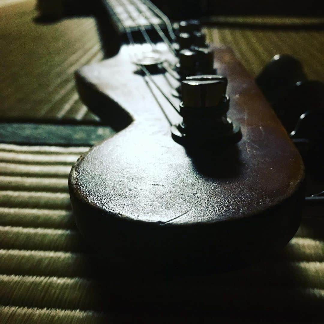 ナガイケジョーさんのインスタグラム写真 - (ナガイケジョーInstagram)「寝転がりたい気分。 #fender #jazzbass #和 #畳 #japanesestyle #接写」1月10日 23時31分 - joenagaike