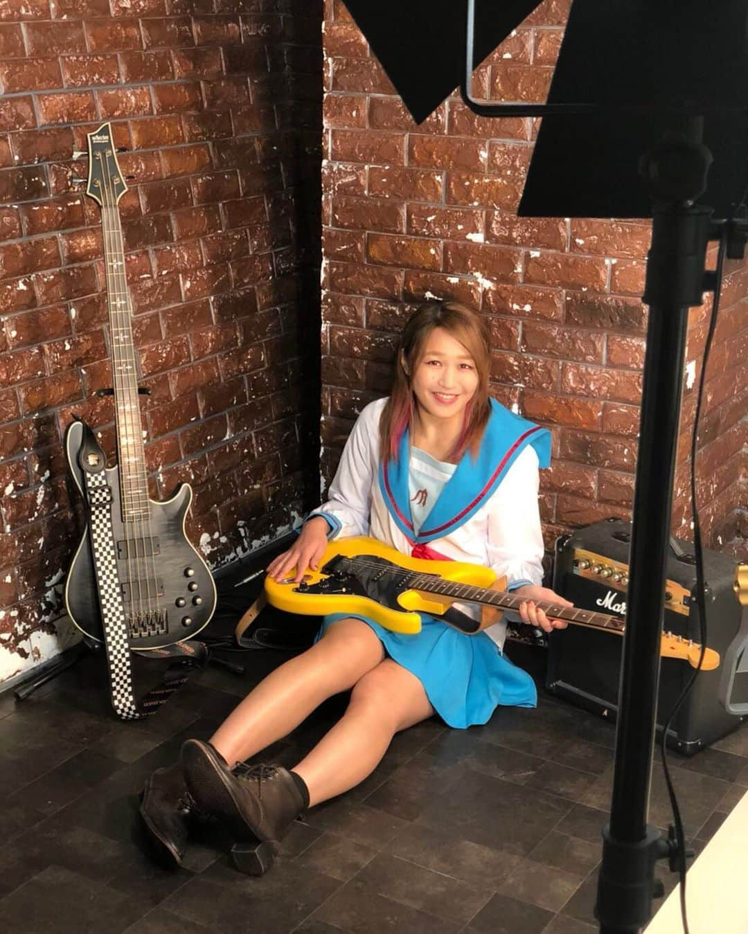 朱里さんのインスタグラム写真 - (朱里Instagram)「Photo shooting🧡  #cosplay #today #photography #shooting #enjoy #guitar #portrait #コスプレ　#撮影　#ポートレート」1月10日 23時32分 - syuri_official