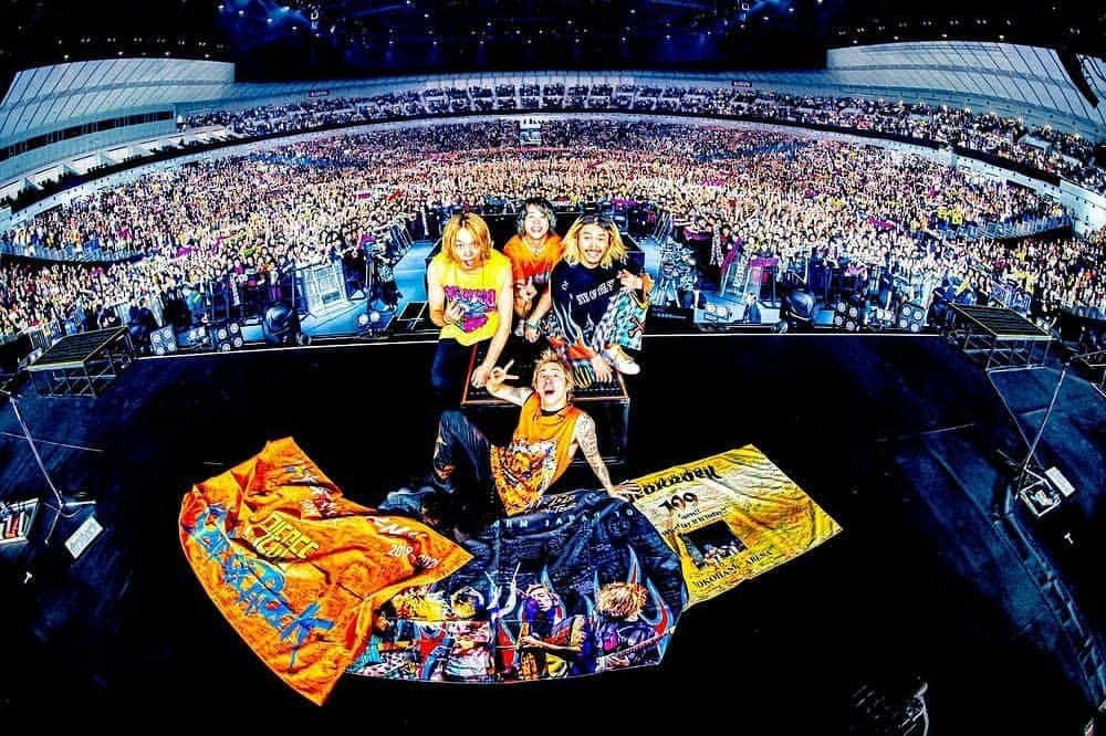 ONE OK ROCK WORLDさんのインスタグラム写真 - (ONE OK ROCK WORLDInstagram)「EYE OF THE STORM JAPAN TOUR 2019-2020 神奈川,横浜アリーナ(1日目)  _ @10969taka 年明け一発目の横浜アリーナ！ いやーエグいわー！笑笑 楽し過ぎたけど、やり過ぎてくたばった！笑笑 明日もがんばります。 @hamanokazushi  The first show of the new year in Yokohama Arena! It was too hard!  LOL It was too much fun, I was almost die!  LOL I'm gonna keep haveing blast tomorrow. @hamanokazushi  _ @toru_10969 2020年1発目。それに相応しかった今夜の横アリ！今年もONEOKROCKの音を世界中に届けに行きます。よろしく！！ 📸 @hamanokazushi  The first show of 2020.  Tonight in Yokohama Arena, our hearts were getting closer!  This year we will keep delivering the sound of ONE OK ROCK to the world. See you there! ! 📸 📸 @hamanokazushi  _ @tomo_10969 横浜3日目🔥  最高のみんなと、 最高な横浜で、 最高のスタートが切れました。  ありがとう。 明日も突き抜けるよ🌈  @hamanokazushi 📸  #おばあちゃん　#服トレード　#マダム  Yokohama Day 3🔥  With the best guys, In the best Yokohama, The awesome start was made. Thank you. I'll  keep punching tomorrow🌈  @hamanokazushi 📸 #おばあちゃん　#服トレード　#マダム  _ @ryota_0809 新年一発目が横浜で本当に良かった！ 楽しすぎた！！ありがとう！ 明日も宜しくね！ 2020年どんな年になるか楽しみやな〜😄 Photo by @hamanokazushi 📸  It was so great that our first show of the new year was in Yokohama! Too much fun! !  Thank you! See you tomorrow! I'm looking forward to what year 2020 it will be ~ 😄 Photo by @hamanokazushi 📸  #oneokrockofficial #10969taka #toru_10969 #tomo_10969 #ryota_0809 #fueledbyramen #eyeofthestorm #eyeofthestormjapantour20192020」1月10日 23時33分 - oneokrockworld