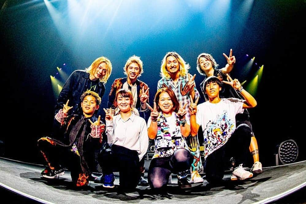 ONE OK ROCK WORLDさんのインスタグラム写真 - (ONE OK ROCK WORLDInstagram)「EYE OF THE STORM JAPAN TOUR 2019-2020 神奈川,横浜アリーナ(1日目)  _ @10969taka 年明け一発目の横浜アリーナ！ いやーエグいわー！笑笑 楽し過ぎたけど、やり過ぎてくたばった！笑笑 明日もがんばります。 @hamanokazushi  The first show of the new year in Yokohama Arena! It was too hard!  LOL It was too much fun, I was almost die!  LOL I'm gonna keep haveing blast tomorrow. @hamanokazushi  _ @toru_10969 2020年1発目。それに相応しかった今夜の横アリ！今年もONEOKROCKの音を世界中に届けに行きます。よろしく！！ 📸 @hamanokazushi  The first show of 2020.  Tonight in Yokohama Arena, our hearts were getting closer!  This year we will keep delivering the sound of ONE OK ROCK to the world. See you there! ! 📸 📸 @hamanokazushi  _ @tomo_10969 横浜3日目🔥  最高のみんなと、 最高な横浜で、 最高のスタートが切れました。  ありがとう。 明日も突き抜けるよ🌈  @hamanokazushi 📸  #おばあちゃん　#服トレード　#マダム  Yokohama Day 3🔥  With the best guys, In the best Yokohama, The awesome start was made. Thank you. I'll  keep punching tomorrow🌈  @hamanokazushi 📸 #おばあちゃん　#服トレード　#マダム  _ @ryota_0809 新年一発目が横浜で本当に良かった！ 楽しすぎた！！ありがとう！ 明日も宜しくね！ 2020年どんな年になるか楽しみやな〜😄 Photo by @hamanokazushi 📸  It was so great that our first show of the new year was in Yokohama! Too much fun! !  Thank you! See you tomorrow! I'm looking forward to what year 2020 it will be ~ 😄 Photo by @hamanokazushi 📸  #oneokrockofficial #10969taka #toru_10969 #tomo_10969 #ryota_0809 #fueledbyramen #eyeofthestorm #eyeofthestormjapantour20192020」1月10日 23時33分 - oneokrockworld