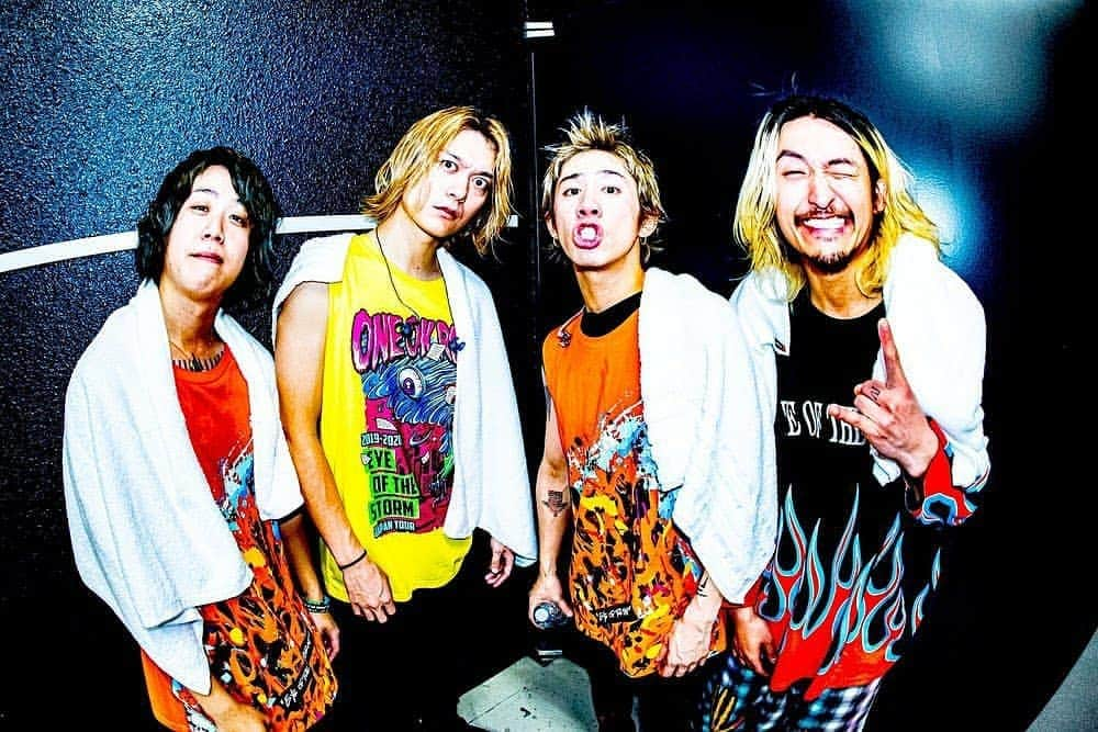 ONE OK ROCK WORLDさんのインスタグラム写真 - (ONE OK ROCK WORLDInstagram)「EYE OF THE STORM JAPAN TOUR 2019-2020 神奈川,横浜アリーナ(1日目)  _ @10969taka 年明け一発目の横浜アリーナ！ いやーエグいわー！笑笑 楽し過ぎたけど、やり過ぎてくたばった！笑笑 明日もがんばります。 @hamanokazushi  The first show of the new year in Yokohama Arena! It was too hard!  LOL It was too much fun, I was almost die!  LOL I'm gonna keep haveing blast tomorrow. @hamanokazushi  _ @toru_10969 2020年1発目。それに相応しかった今夜の横アリ！今年もONEOKROCKの音を世界中に届けに行きます。よろしく！！ 📸 @hamanokazushi  The first show of 2020.  Tonight in Yokohama Arena, our hearts were getting closer!  This year we will keep delivering the sound of ONE OK ROCK to the world. See you there! ! 📸 📸 @hamanokazushi  _ @tomo_10969 横浜3日目🔥  最高のみんなと、 最高な横浜で、 最高のスタートが切れました。  ありがとう。 明日も突き抜けるよ🌈  @hamanokazushi 📸  #おばあちゃん　#服トレード　#マダム  Yokohama Day 3🔥  With the best guys, In the best Yokohama, The awesome start was made. Thank you. I'll  keep punching tomorrow🌈  @hamanokazushi 📸 #おばあちゃん　#服トレード　#マダム  _ @ryota_0809 新年一発目が横浜で本当に良かった！ 楽しすぎた！！ありがとう！ 明日も宜しくね！ 2020年どんな年になるか楽しみやな〜😄 Photo by @hamanokazushi 📸  It was so great that our first show of the new year was in Yokohama! Too much fun! !  Thank you! See you tomorrow! I'm looking forward to what year 2020 it will be ~ 😄 Photo by @hamanokazushi 📸  #oneokrockofficial #10969taka #toru_10969 #tomo_10969 #ryota_0809 #fueledbyramen #eyeofthestorm #eyeofthestormjapantour20192020」1月10日 23時33分 - oneokrockworld