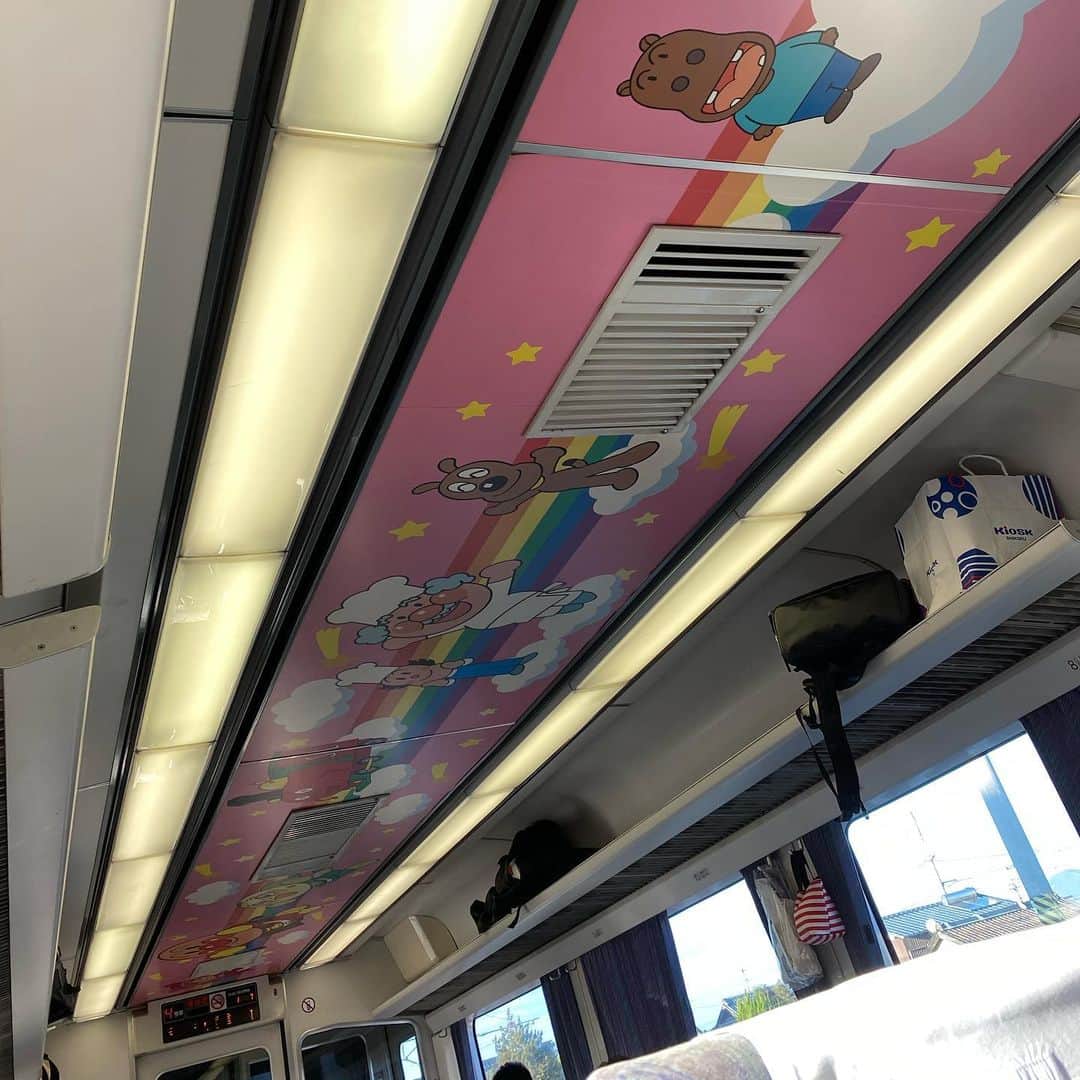 兼田恵さんのインスタグラム写真 - (兼田恵Instagram)「年末にこんぴらに行った帰りの電車が偶然アンパンマン号だったのだけど、外も中もアンパンマン。 そして一番テンション上がったのは車掌さんのハンコ！ かわーー💕 #アンパンマン電車 #金比羅帰り」1月10日 23時33分 - earl_megu
