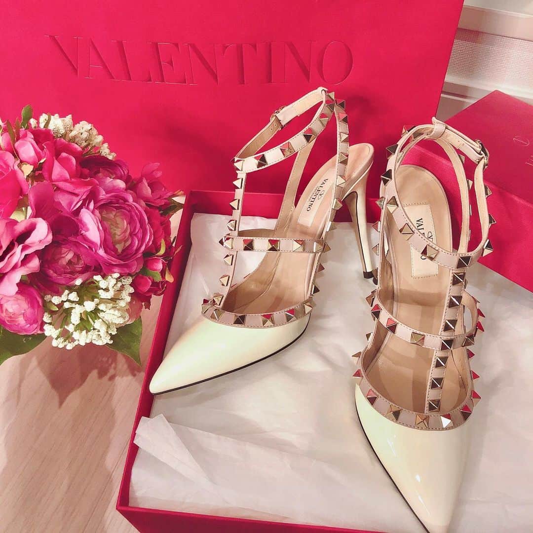 岡田栞奈のインスタグラム：「ずっと欲しかった#valentino  のパンプス🙈💓💓 明日の結婚記念日ディナーに 履いていくんだあ😊💖 たのしみ(´,,•ω•,,｀) #ヴァレンティノ#パンプス #valentino #white #pumps」