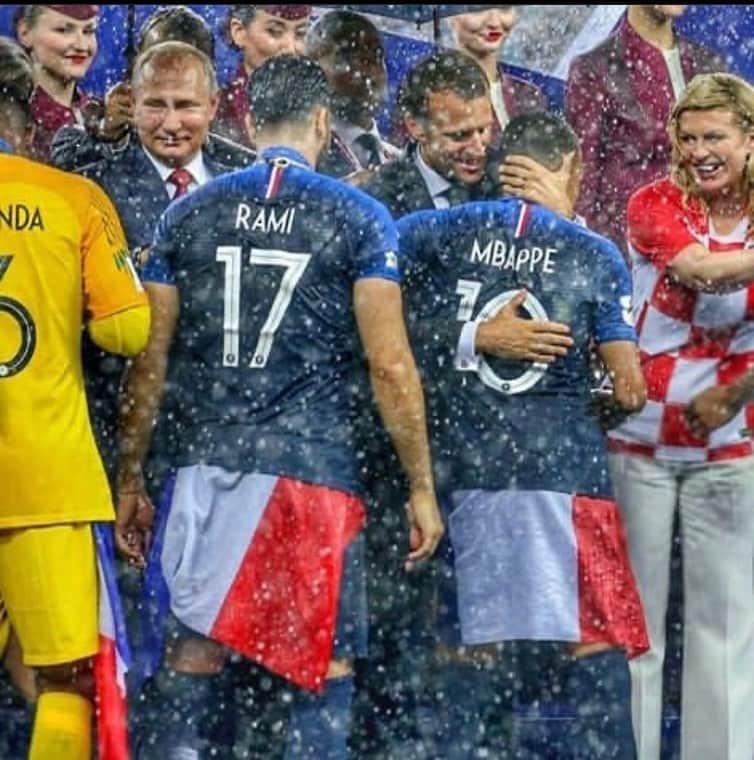 アディル・ラミのインスタグラム：「HUG ME 🤗 @equipedefrance ⚽️」