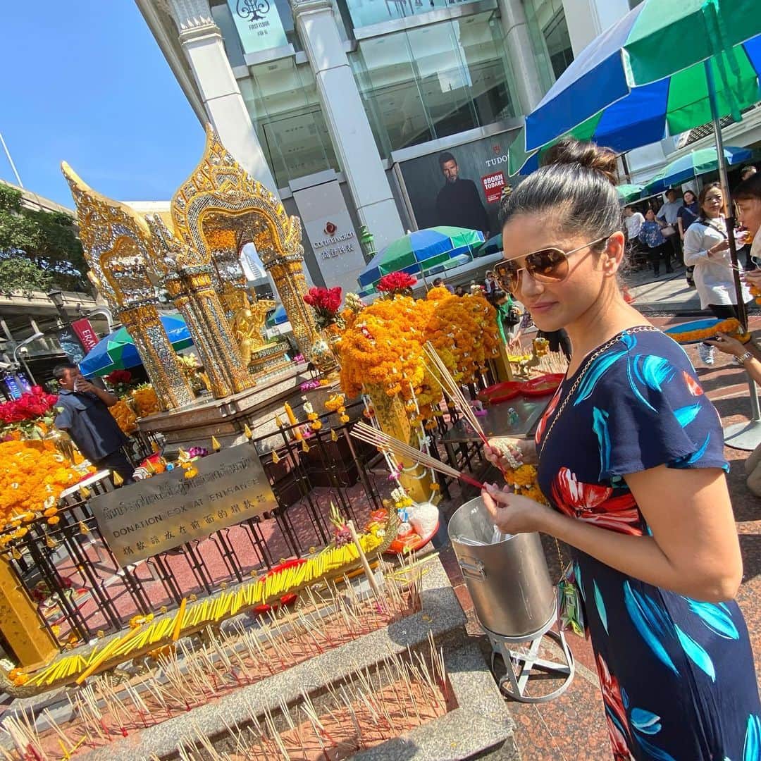 サニー・レオーネさんのインスタグラム写真 - (サニー・レオーネInstagram)「One of the many reasons I love Thailand. Temples...small or big, I love them and especially with @dirrty99 special prayers for a great year ahead!」1月10日 23時53分 - sunnyleone
