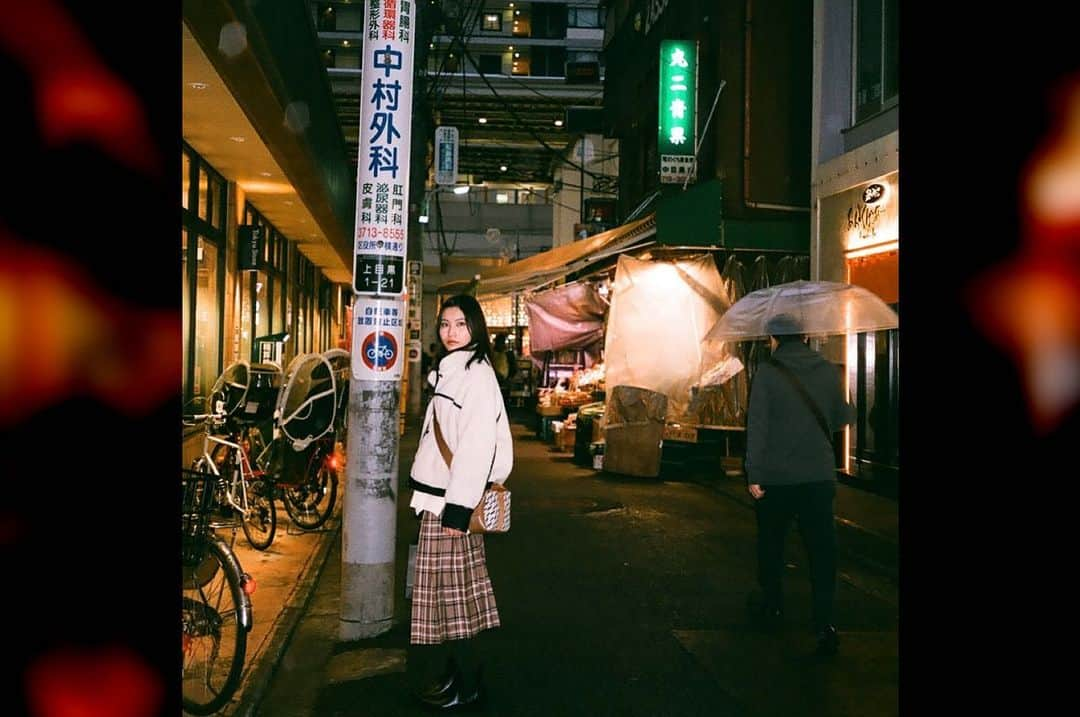 福岡聖菜さんのインスタグラム写真 - (福岡聖菜Instagram)「雰囲気  冬の夜の街って なんだか他の季節よりも 写真映えする気がするんだよなぁ  フィルムカメラシリーズ 今回もありがとうございました またいつか…😌📸 * * #フィルムカメラ #中目黒　#街中スナップ  #夜　#夕暮れ時」1月10日 23時58分 - seina___ff