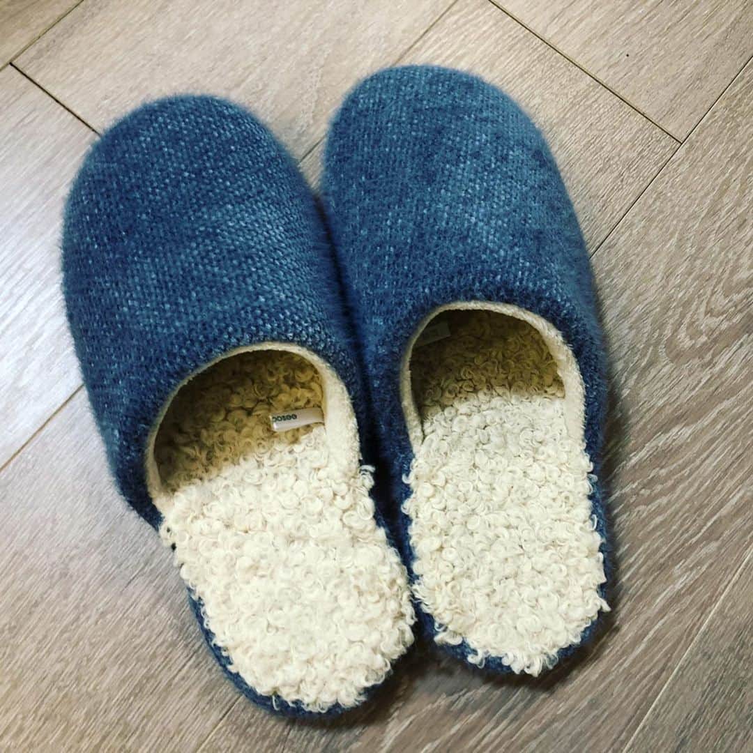 世手子さんのインスタグラム写真 - (世手子Instagram)「Coordinate with new slippers(о´∀`о) I can live fashionably even during busy child care(＾ｰ^) Everybody's comments thanks\(//∇//)\ Goood(*´ー｀*) https://www.amazon.co.jp/dp/B07Y514S18 @agetuya で瞬間髪の毛ストレート(^O^) 毎日 #子育て 大変だけど #時短オシャレ でがんばってるよ(⌒▽⌒) かわいい #POSEE の #ルームシューズ で毎日楽しいー！ しかもお得なセールやってるよ(´∀｀=) 半額だって凄い！ 【50%off割引】 原価：1580円 セール価格：790円 割引コード：TFFVUXA2 お得なので使ってみてね( ͡° ͜ʖ ͡°) posee スリッパ アマゾンで検索(*ﾟ▽ﾟ*) #スリッパ #スリッパ大好き  #アゲツヤ #agetuya #アゲツヤミニブラシ #ヘアアイロン #コテ #ヒートブラシ #ブラシアイロン #pr」1月11日 0時04分 - rojide