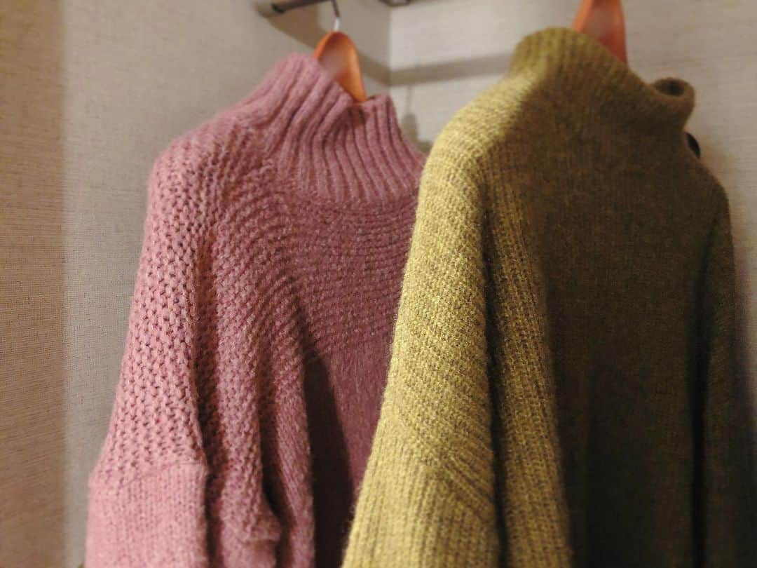 昆夏美さんのインスタグラム写真 - (昆夏美Instagram)「. 福岡に持ってきたセーター、 ハンガーに並べてかけていたら 色合いがなんだか猛烈に可愛い♡ こういうくすんだ色合いが好きです。 私服を見たいと言ってくださる方が いらっしゃっるのですが、 撮影するのがなんか恥ずかしくて笑 秋冬はパキッとした色合いよりも こういうくすんだ色合いに目がいきますっ。 . さぁ、明日は #ロカビリージャック 福岡公演の初日です。 久々のロカビリージャック！✨」1月11日 0時14分 - konnatsumi