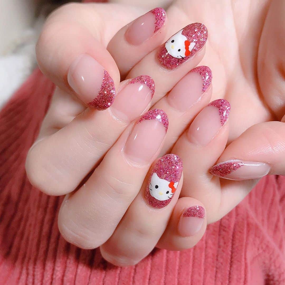 なかやまちえこのインスタグラム：「白ネコさんの偽物💫 #nail #nails #nailart #ネイル #美甲 #ネイルアート  #clou #nagel #ongle #ongles #unghia #japanesenailart #manucure #네일 #젤네일 #네일아트 #네일리스트 #japanesenails #manicurist #gelnails #أظافر #フレンチネイル #Frenchnails #グリッターネイル #ラメネイル #glitternails #きゃりー　ちゃん」