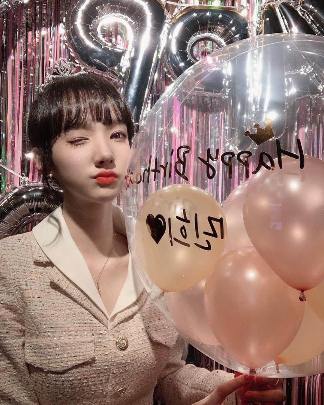 ミンヒ のインスタグラム：「끝나지 않은 생파👸🏻🎉」