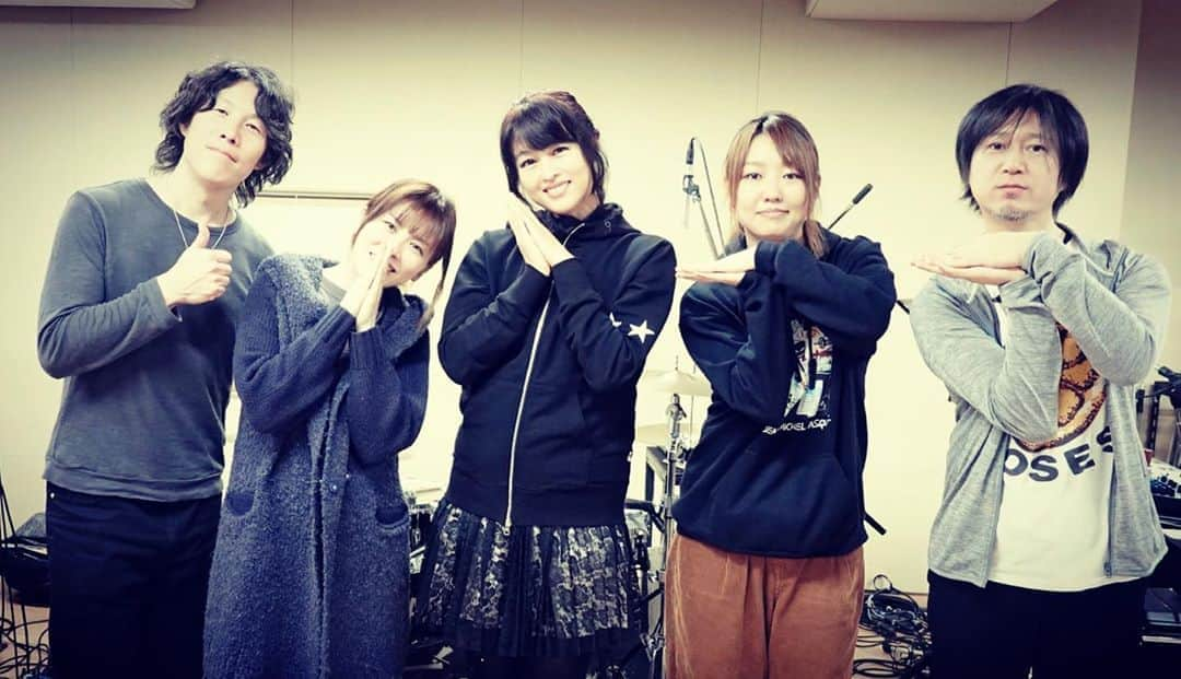 宇徳敬子さんのインスタグラム写真 - (宇徳敬子Instagram)「ゲネプロ終了して #UKBand  #全員集合 ‼️ パシャリ✨ オリジナル曲とMi-Keメドレーで ハッピーニューイヤーコンサート❣️ 結束力あるUKバンド編成は年に一度しか演らないので 皆さまと熱く盛り上がりましょうね🎤🗽🎊㊗️✨ 1月6日は… #日テレ #はじめてのおつかい  ご覧下さいましたかぁ⁉️ ありがとうございます😊 大反響でしたね(^^) 本当に嬉しいです❣️ 怒らないお父さん つまり、優しい温和なお父さん…それは 私のバンドメンバーでもある #ギタリスト #オバタコウジ  くんの可愛い娘さんがおつかいにチャレンジして…とってもキュートでしたね😍💕 私のセルフカバーアルバム #スローライフ と私 🍀Organic Cafe🍀 http://ukstore.shop-pro.jp/?pid=135315716 このアルバム制作をバンドメンバーと一緒に 合宿レコーディングした 思い出の地　 #山梨県　から この物語は始まったのです🐿  第3楽章のコンセプトとして 異色のコラボ企画を発案して クリエイトしてきた作品は配信中です🎧 #かりゆし58  のヴォーカル前川真悟さんと創った🎼 #声のジェット機〜アイのコトバ〜が 挿入歌に決定したりして🎤 周りに福の風を起こして✨ #夢の架け橋に🌈なれたらと いう想いからご縁を繋いで 幸せの貯金が どんどんパワーアップして⤴️ 奇跡を起こして実現していきますね🌈 #UKファミリー　の幸せの和💞 今年もどうぞ宜しくお願い申し上げまする〜🥰 そして…いよいよ #1月13日 は🥂 #宇徳敬子 🎉 #happynewyear #concert  #2020  #white & #black #ハッピーポイントアップ 💕 http://berock.jp/live.html  プレイガイドはすでに販売終了しました‼️ 宇徳敬子　@utoku_keiko  #オフィシャルホームページ 窓口では販売しております🧚‍♀️ お申し込みはこちらから🎫🙋🏻‍♀️ → http://berock.jp/live.html チケット残りわずかとなりました❣️ ありがとうございます🥰 #入倉リョウ #土屋佳代　 #伊藤千明　 #musican #instagram  #成人の日 #おめでとう㊗️ #日本橋三井ホール #1月13日　17時スタート‼️」1月11日 0時11分 - utoku_keiko_official