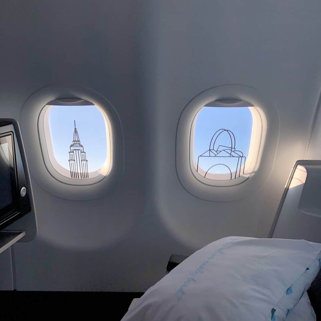 岡田育さんのインスタグラム写真 - (岡田育Instagram)「2019/12 : La Compagnie, all-business-class airline. 🗽✈️🐉🗼 @lacompagnie_boutiqueairline #lacompagnie . . ぼうや〜よい子だねんねしな〜♪ というわけで、ここからようやくパリ日記です。La CompagnieはNY-パリ間を結ぶ「全席ビジネスクラス」の国際便。もっと成金めいたの想像してたら、窓カワイイ、制服カワイイ、機内食おいしい、おやつはヤンクヴルー、寝心地最高、「飛ぶブティックホテル」という感じで、すっかり気に入りました。早割だと相当お手頃。女子旅や子連れ客などもいる。 #ラカンパニー　#parisfrance #竜の子太郎」1月11日 0時17分 - okadaic