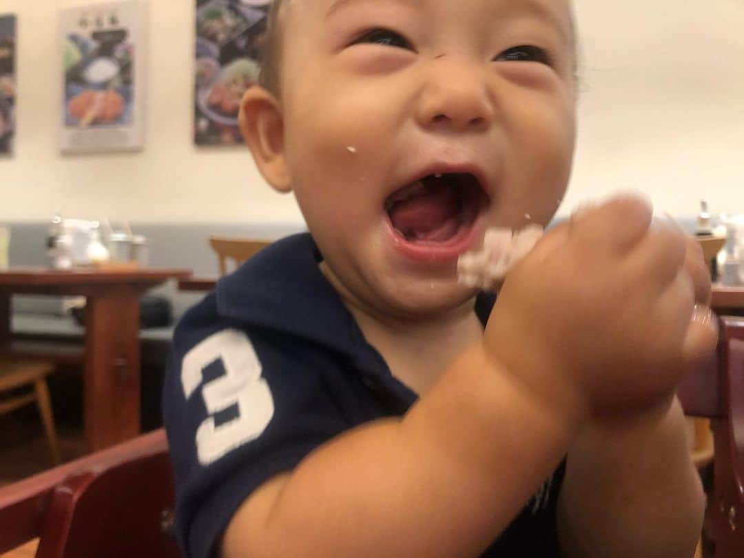 橋本麻里衣のインスタグラム：「Best Porkcutlet Ever..☺︎ ＊ ＊ グレートワールドシティーに新オープンした和心とんかつ 銀座 あんずの試食会に参加したら..シンガポール生活で一番美味しいとんかつとカツ鍋に出会えました.!! ＊ とくに、吟醸豚とろロースカツ..!! お肉がびっくりするくらい柔らかくて、サクサクふんわり。最高！！ 息子も大喜びで握りしめて離しませんでした。 ＊ カツ丼好きにはたまらないロースかつ鍋膳は土鍋なので熱々、甘くて濃い特製だしの味付けも◎ロースかつの柔らかさも文句なしでした。 ＊ そして、一口食べて想像以上の美味しさにびっくりしたのが、とんかつ茶漬け。 醤油のかかったヒレかつに昆布茶をかけて頂くのですが、これまでに食べたことのない、さっぱりとした新しいとんかつが楽しめました！ ＊ 新しいお店なのでとても綺麗で清潔だし、お店の雰囲気もスタッフのサービスも良く、とっても気に入ったので月1くらいで行きたいな☺︎❤︎ ＊ #singaporelife#sglocallife#lifeinsingapore#シンガポールライフ#シンガポール生活#シンガポール在住#シンガポール子育て#男の子のママ#生後12ヶ月#3歳11ヶ月#二児ママ#海外生活#試食会#ご招待#和心とんかつあんず#とんかつ#銀座あんずシンガポール#カツ丼好き#カツ丼大好き#カツ丼が好き#美味しいお店に出会えてハッピー#リピート決定　☺︎」