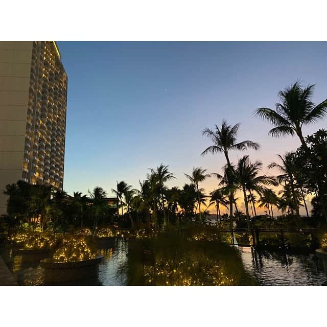 三島ゆかりさんのインスタグラム写真 - (三島ゆかりInstagram)「夕日が最高に綺麗でした❤️🥺✨ いつもサンライズとサンセットってどっちの意味やったっけ？って一瞬わからんくなって調べるww🧐 逆光で顔暗いけどこれもまた良し👌🍎👙 #outriggerguam #hotel #location #sogood #vacation #goodholiday #trip #japanesegirl #pool #girlsswimwear #sunset #guam #11pro #ナイトモード #明るい #三島ゆかり #ゆかりんご #海外旅行 #海外旅行好きな人と繋がりたい #グアム #2度目の訪問 #最高かよ #followｍe」1月11日 0時21分 - apple340