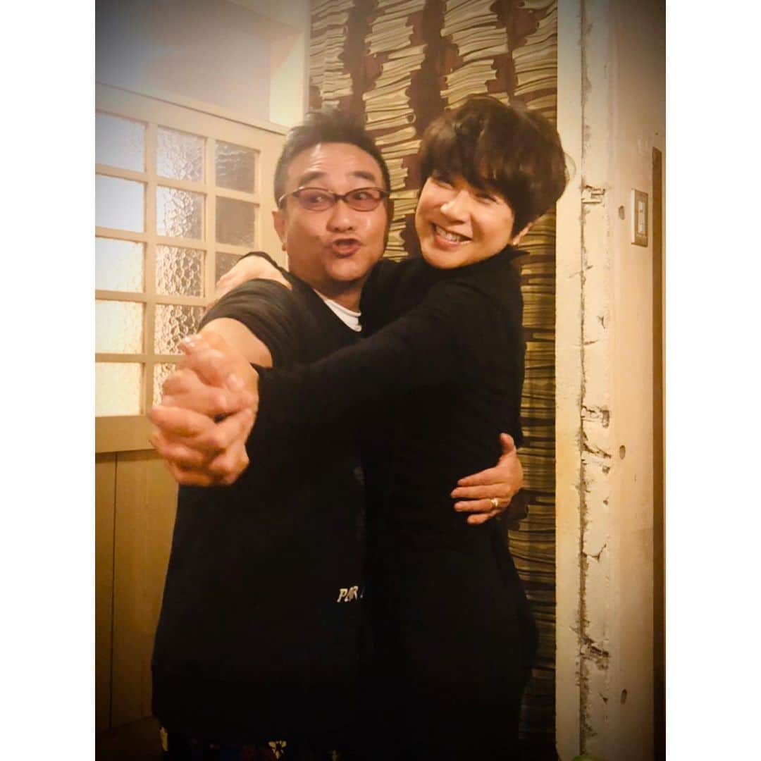 黒田知永子さんのインスタグラム写真 - (黒田知永子Instagram)「昨夜の楽しいご飯  #八嶋智人  #盛り上げ上手な八嶋さん #ご機嫌な私 #なんのポーズ？ #妻も同席してます！ #黒田知永子  #chiekokuroda」1月11日 0時25分 - kuroda_chieko