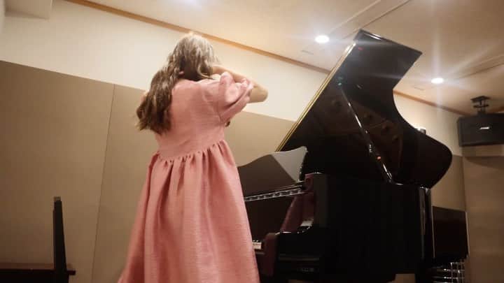 平木愛美のインスタグラム：「YouTubeにて載せる #愛美ぴあの 最初はやっぱり好きのこの曲を。アップしました。  金曜日夜中のおやすみなさいの前に、もしよければ…🌜 可愛いワンピースは @dreamsisterjane 👸💞👗💐🧸💖 次回何弾こうかなぁ。  だれかの心に響くような音を弾けるようになりたい #prayforaustralia  YouTubeではurlが貼れるので今回の動画の概要欄にて、オーストラリア火災の募金情報などをまとめてみました。よければ拡散＆目を通してみてください…！ . #love #manamipiano #dearboy #avicii #edm #youtube #🌏 #🇦🇺」