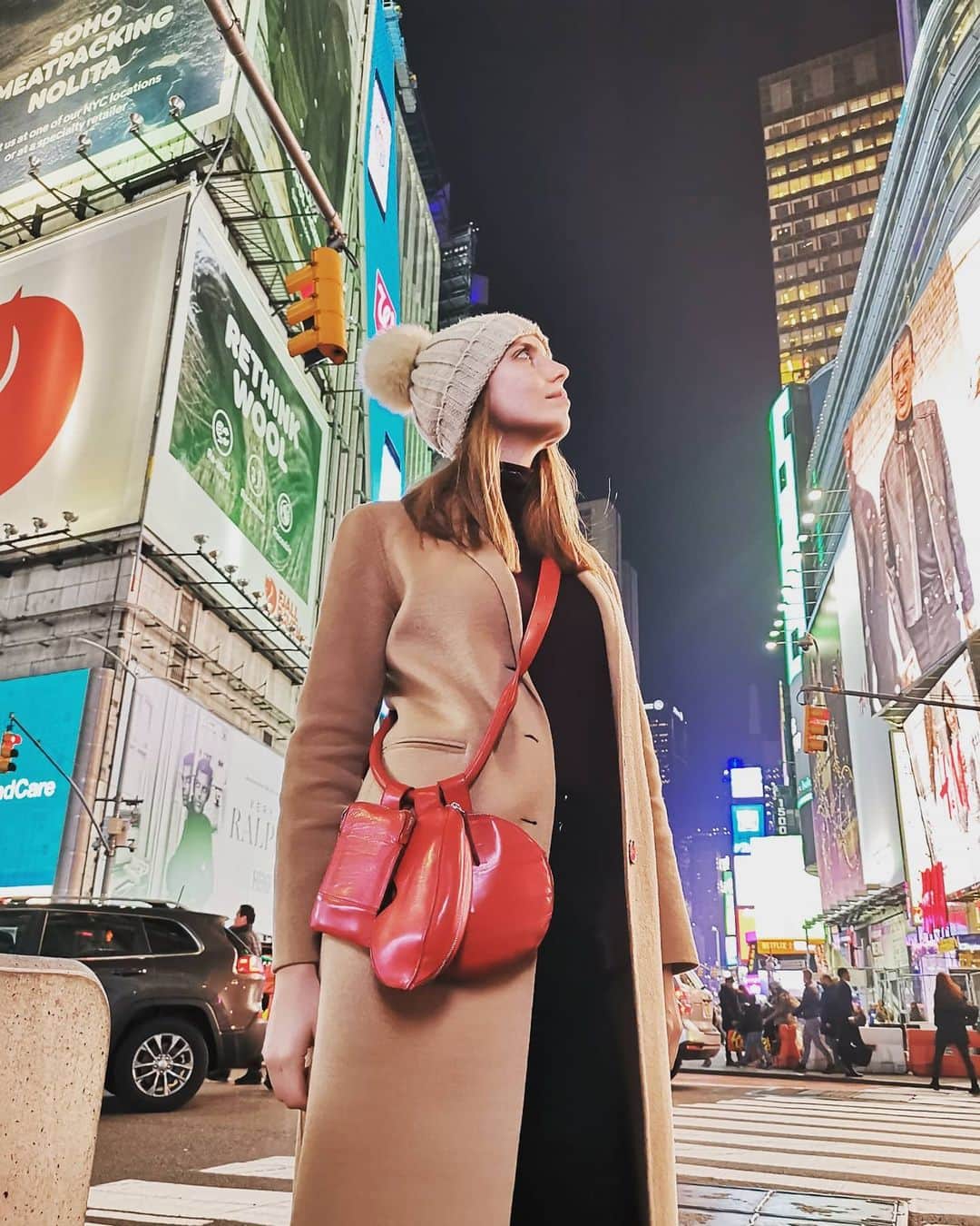 ジョン リベのインスタグラム：「Bright lights, Big city . . . . . . . . . #johnribbe#bag#newyork#bags#fashion#handbags#timesquare#lights#usa#handbag#baglover#redbag#charmbag#winter#nyc#newyorkcity#timesquarenyc#brightlights#winterinnewyork#mode#design#sac#tasche」