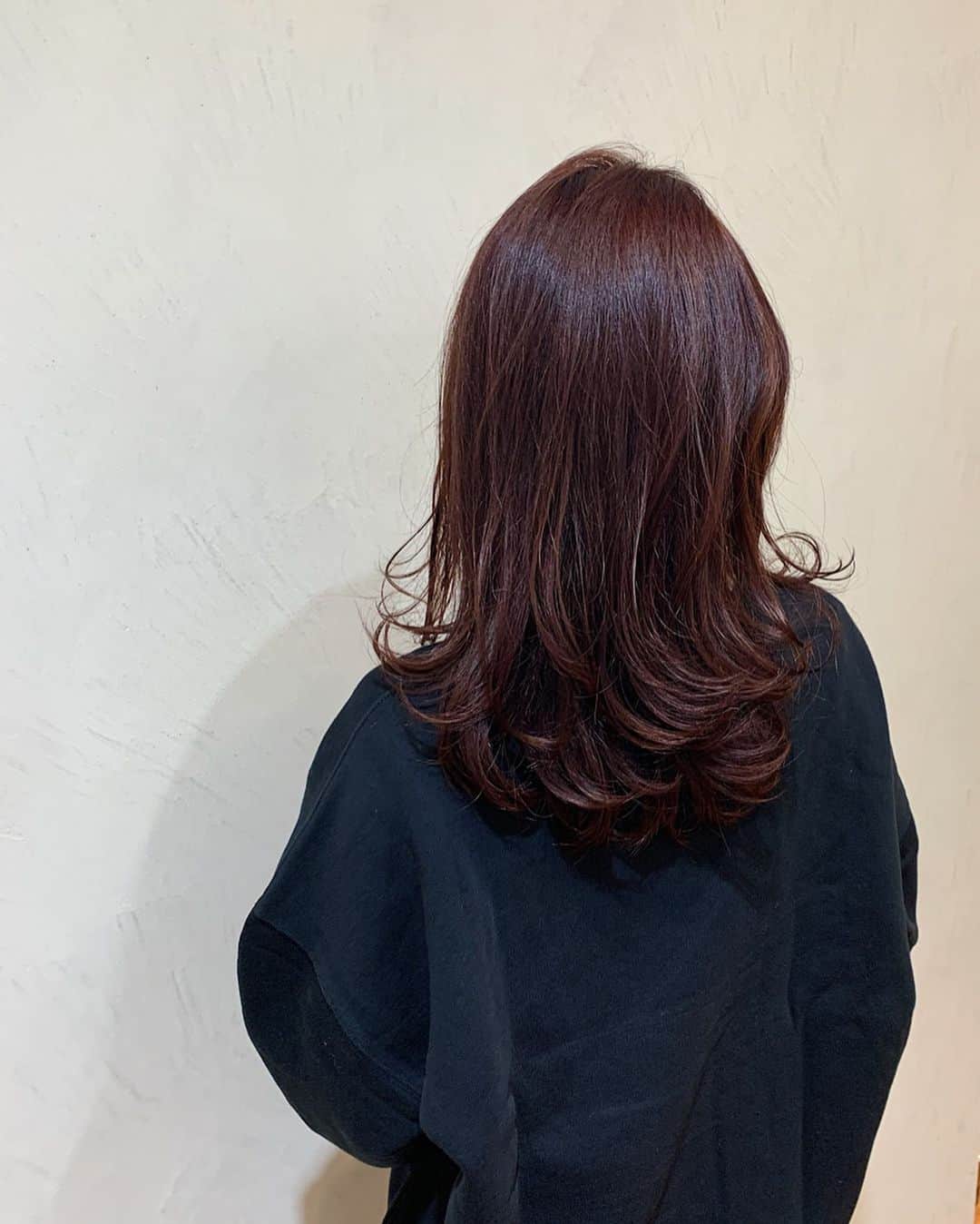 小祝麻里亜さんのインスタグラム写真 - (小祝麻里亜Instagram)「紫外線浴びて髪色が明るくなっちゃったから、落ち着かせに行きましたよ☺️🙏 カラーは、ヴェールカシス🍒カシスピンク×モノトーンをミックスさせて、ダークトーンでも艶がでるようにしてもらってます❤️❤️ ． oggiotto(オッジイオット)という最先端ヘアトリートメントと合わせてやってもらったから、髪質も蘇りました✨✨ ． @kirakira.susan さん有難うございました🙆‍♀️ ． ． みなさんにとって三連休も、成人式も素敵な日となりますように😊 ＿＿＿＿＿＿＿＿＿＿＿＿ #ヘアカラー #カラーリング #ヘアスタイル #美容垢 #染髮 #長髮 #髪型 #hairstyle #haircolor #instagood #hairtreatment  #헤어스타일#머리 #염색 #옷스타그램 #얼스타그램  #สีผม #ผมยาว」1月11日 0時54分 - maria_koiwai