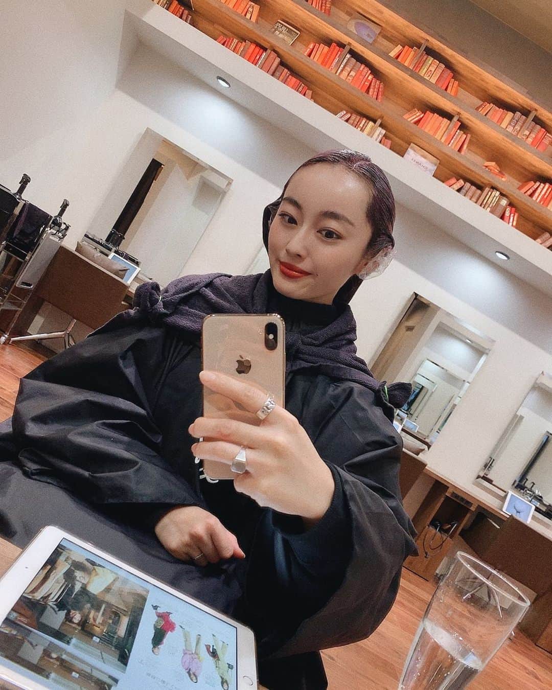 小祝麻里亜のインスタグラム：「紫外線浴びて髪色が明るくなっちゃったから、落ち着かせに行きましたよ☺️🙏 カラーは、ヴェールカシス🍒カシスピンク×モノトーンをミックスさせて、ダークトーンでも艶がでるようにしてもらってます❤️❤️ ． oggiotto(オッジイオット)という最先端ヘアトリートメントと合わせてやってもらったから、髪質も蘇りました✨✨ ． @kirakira.susan さん有難うございました🙆‍♀️ ． ． みなさんにとって三連休も、成人式も素敵な日となりますように😊 ＿＿＿＿＿＿＿＿＿＿＿＿ #ヘアカラー #カラーリング #ヘアスタイル #美容垢 #染髮 #長髮 #髪型 #hairstyle #haircolor #instagood #hairtreatment  #헤어스타일#머리 #염색 #옷스타그램 #얼스타그램  #สีผม #ผมยาว」