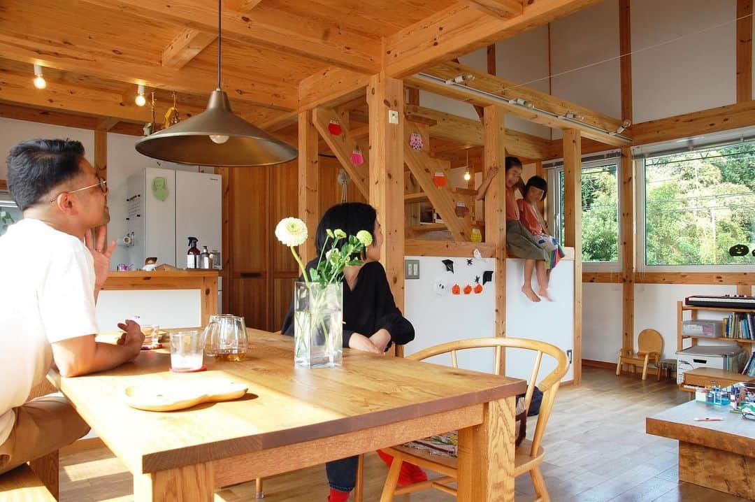 田中工務店／大阪／木の家さんのインスタグラム写真 - (田中工務店／大阪／木の家Instagram)「. 家づくりの無料相談会やってます。 そろそろ家を建てたいけれど、何から始めたら良いのか？お金はどのくらいかかるのか？建てたい家が見つかるのか？そんなお悩みをお持ちの方も多いかと思います。 . 無料相談会で相談できること。 □どれくらいお金がかかるの？ □どんな土地を選べばいいの？ □注文住宅を建てようと思っているけれど... □家に合った内装にしたいけれど…  建築士に直接、相談してみませんか？ ----------------------------- 大阪北摂で木の家を建てるなら  株式会社田中工務店 吹田市江坂町2-12-45 FREE：0120-182-906 TEL：06-6384-0566 @tanaka.komuten ----------------------------- . . 暮らしのアイデア・写真を👇🏻で発信中✨ #tanakakomuten #tanakakomuten_kurashi」1月11日 1時16分 - tanaka.komuten