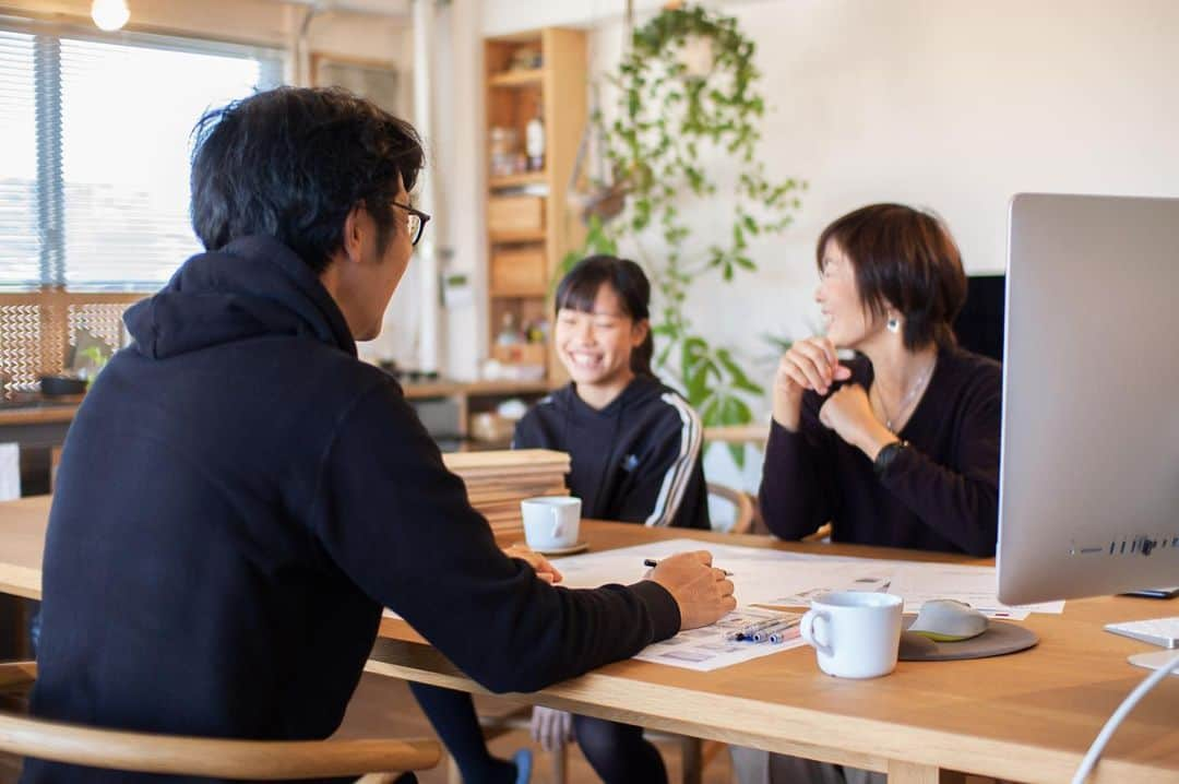 田中工務店／大阪／木の家さんのインスタグラム写真 - (田中工務店／大阪／木の家Instagram)「. 家づくりの無料相談会やってます。 そろそろ家を建てたいけれど、何から始めたら良いのか？お金はどのくらいかかるのか？建てたい家が見つかるのか？そんなお悩みをお持ちの方も多いかと思います。 . 無料相談会で相談できること。 □どれくらいお金がかかるの？ □どんな土地を選べばいいの？ □注文住宅を建てようと思っているけれど... □家に合った内装にしたいけれど…  建築士に直接、相談してみませんか？ ----------------------------- 大阪北摂で木の家を建てるなら  株式会社田中工務店 吹田市江坂町2-12-45 FREE：0120-182-906 TEL：06-6384-0566 @tanaka.komuten ----------------------------- . . 暮らしのアイデア・写真を👇🏻で発信中✨ #tanakakomuten #tanakakomuten_kurashi」1月11日 1時16分 - tanaka.komuten