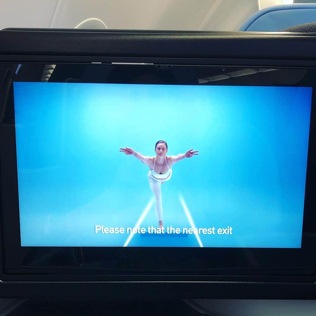 岡田育さんのインスタグラム写真 - (岡田育Instagram)「Yoga! One of the most impressive in-flight safety instructions ever. Not far behind from the Air France one. 🧘🏻‍♀️ 🏆🇫🇷🏆🧘🏻‍♂️ #lacompagnie #influghtsafetyguide #yogainspiration . . 機内安全ビデオは、ヨガ！ みんな大好きエールフランス版のいい対抗馬ですね。よいデザイン。 #機内安全ビデオがおもしろい #ラカンパニー #飛行機 #ビジネスクラスの旅」1月11日 1時10分 - okadaic