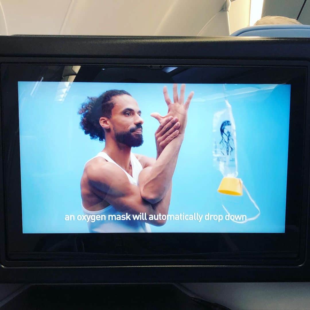 岡田育さんのインスタグラム写真 - (岡田育Instagram)「Yoga! One of the most impressive in-flight safety instructions ever. Not far behind from the Air France one. 🧘🏻‍♀️ 🏆🇫🇷🏆🧘🏻‍♂️ #lacompagnie #influghtsafetyguide #yogainspiration . . 機内安全ビデオは、ヨガ！ みんな大好きエールフランス版のいい対抗馬ですね。よいデザイン。 #機内安全ビデオがおもしろい #ラカンパニー #飛行機 #ビジネスクラスの旅」1月11日 1時10分 - okadaic