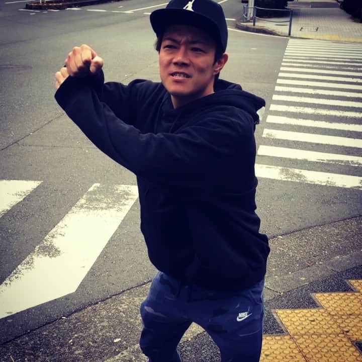 クニヨシTVのインスタグラム：「#守備ゴリラ #外角狙って #インコースきたっ #インコースインコース‼︎ #のマネ」