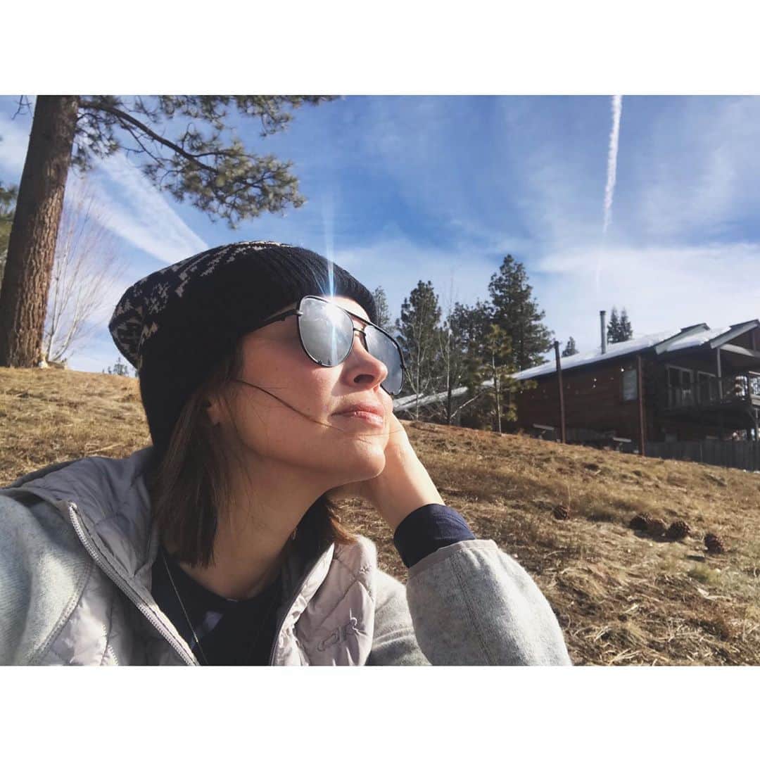 オータム・リーザーのインスタグラム：「Waiting for tonight’s full moon / lunar eclipse like... ✨🌙🌝✨」