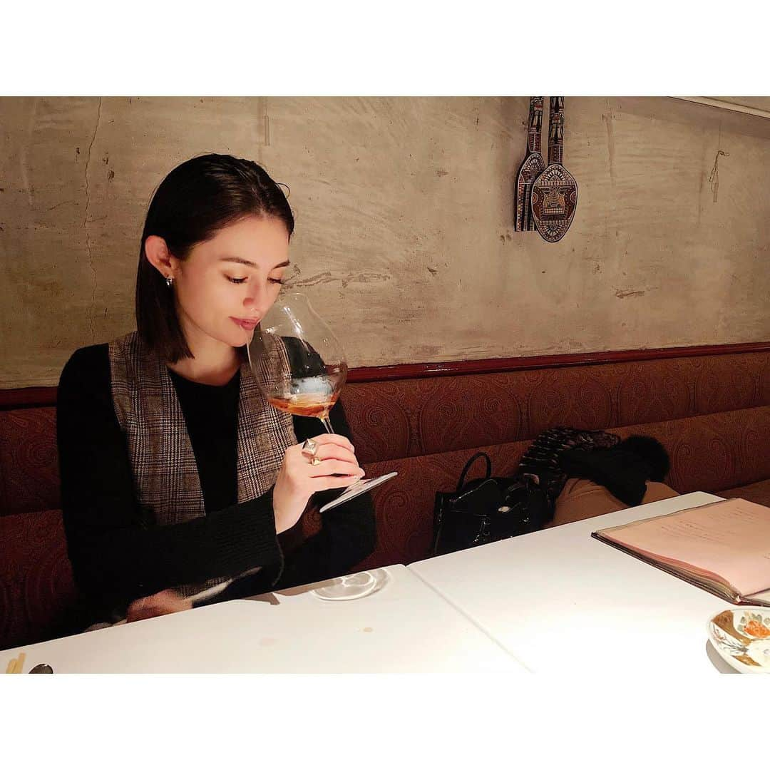 渡辺知夏子さんのインスタグラム写真 - (渡辺知夏子Instagram)「この前ワイン飲んでるイメージと言われたのですが、確かにワインばっかり飲んできましたが、実は最近は全然お酒飲んでいません😄　 何ヶ月に一回とか✨ たまに飲むのは、ワインか日本酒です☺️ ほんとに食事に合わせて少しだけ！ 身体を冷やさないように気をつけています🔥 10年くらい前は焼酎ロックとかひどい時はレッドブルウォッカとか飲んでました💣笑 本当若いって怖いもんなしですねー🤢 やり切りましたよ🏁元気でした👩 . . これは、新年だから体調が良い時に　至福の一杯🍷✨ シャトーデュケムってゆうデザートワイン年に一回とか二回🥺 それが最高の楽しみで甘い飲みものあまり飲まないのですが、これと、この冬は🍎りんごジュースにハマってて色んな🍎リンゴジュースを飲んでるよ♪ フルーツも食べると寒くなるからあまり食べないんだけど、旬の果物なら体冷やさないから旬のものを。野菜もそうだけどね😄 . . 食事が大好きで楽しみのひとつです🍽生きることは食べること🌿美容と健康は食事にあり✨という人間なので🤤 . 最近は今は食欲あるんだけど、ちょっと前に全然食欲が無く て、食べたいのに体が追いつかないという経験をしました😨 無理に食べに行ってみたら全然ダメだったり💦 . . 美味しいご飯屋さんに行くのが、スキューバダイビングと同じくらい趣味だから辛かった〜 . 風邪ひいてても焼肉とか何でも食べられるタイプだったのに🤣 そんな自分に落ち込みました。 . 健康には気をつけて生きてきてるけど、こうゆう事があると、体調悪いと本当に健康が一番と思うよね❣️ . 今年は健康を取り戻して、元気で綺麗なおばさんになれる様にパワーチャージ🌏しながら頑張ります😆✨ . 皆さんも質の良いご飯食べて身体には気をつけてくださいね❣️ . #もう夜も深いので #お酒の話　#ワイン #シャトーデュケム　#日本酒　#体と相談しながら楽しもう　#ちょっと昔の話　#昔の話になっちゃったな　#もう令和だもんな　#昭和の人間だよ　#古い人間になってきたな #やばいよやばいよ #一緒に綺麗なおばさん目指しませんか #中身はおじさんと言われる笑　 #宇宙人とも言われる笑　 #なんでもええわい 笑」1月11日 1時19分 - chikako_724