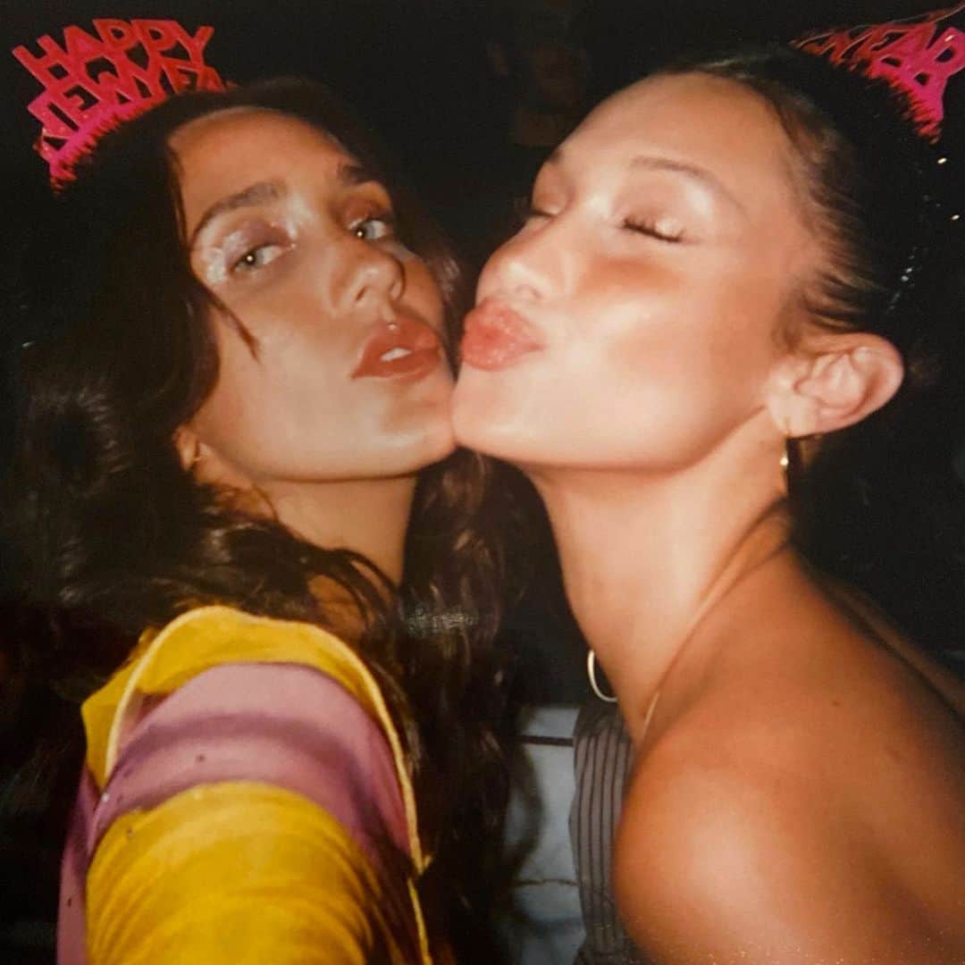 ベラ・ハディッドさんのインスタグラム写真 - (ベラ・ハディッドInstagram)「Swipe for my New Years kiss @jessejostark 🎇」1月11日 1時35分 - bellahadid