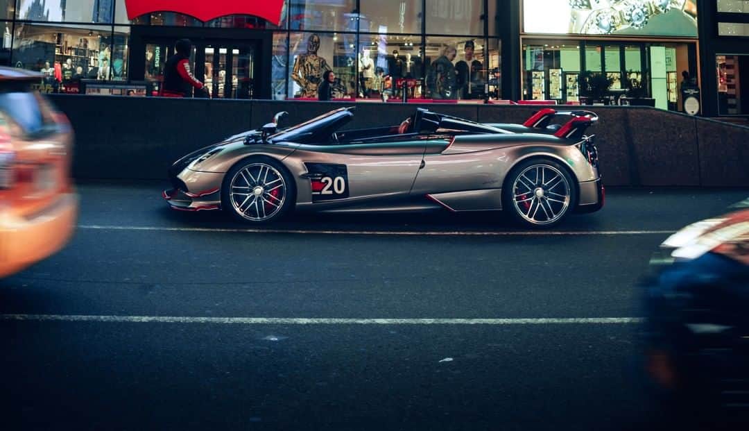 パガーニ・アウトモビリのインスタグラム：「The striking Roadster BC in New York!  #pagani #huayra #roadsterbc #newyork #nyc #timessquare」