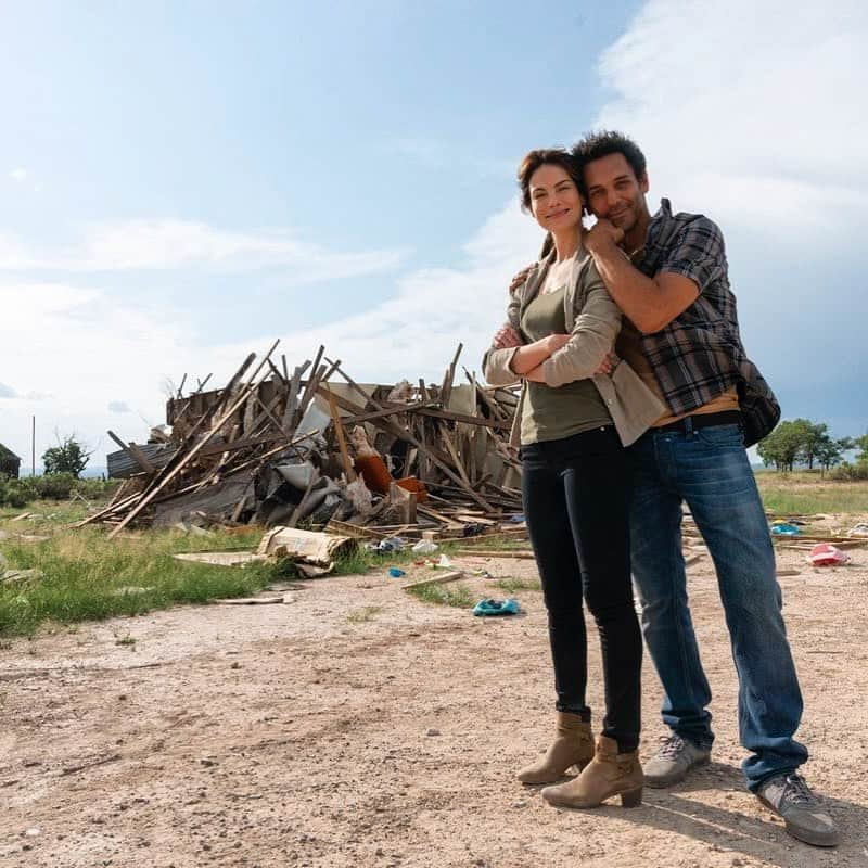 ミシェル・モナハンさんのインスタグラム写真 - (ミシェル・モナハンInstagram)「Smiles in the front. Destruction in the back.🌪 Missing that #MessiahNetflix fam. @tomersisley #evaandaviram #fbf #bts」1月11日 1時49分 - michellemonaghan