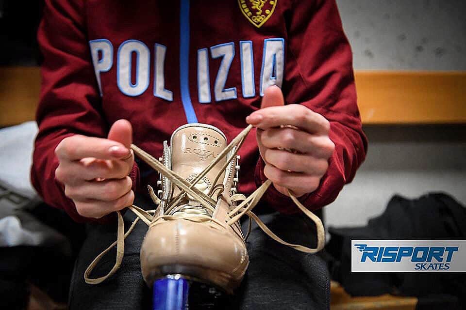 ニコーレ・デラ・モニカのインスタグラム：「Getting ready for euros like 💪🏻💙👮‍♀️ Ph cr @ranierocorbellettiphotographie  #fiammeoromoena #figureskating #risportskates #poliziadistato #workinghard」