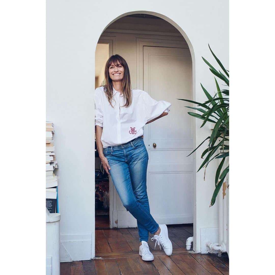 カロリーヌ・ド・メグレのインスタグラム：「Basics by @howtobeparisian_olderbutbetter #olderbutbetterbutolder」